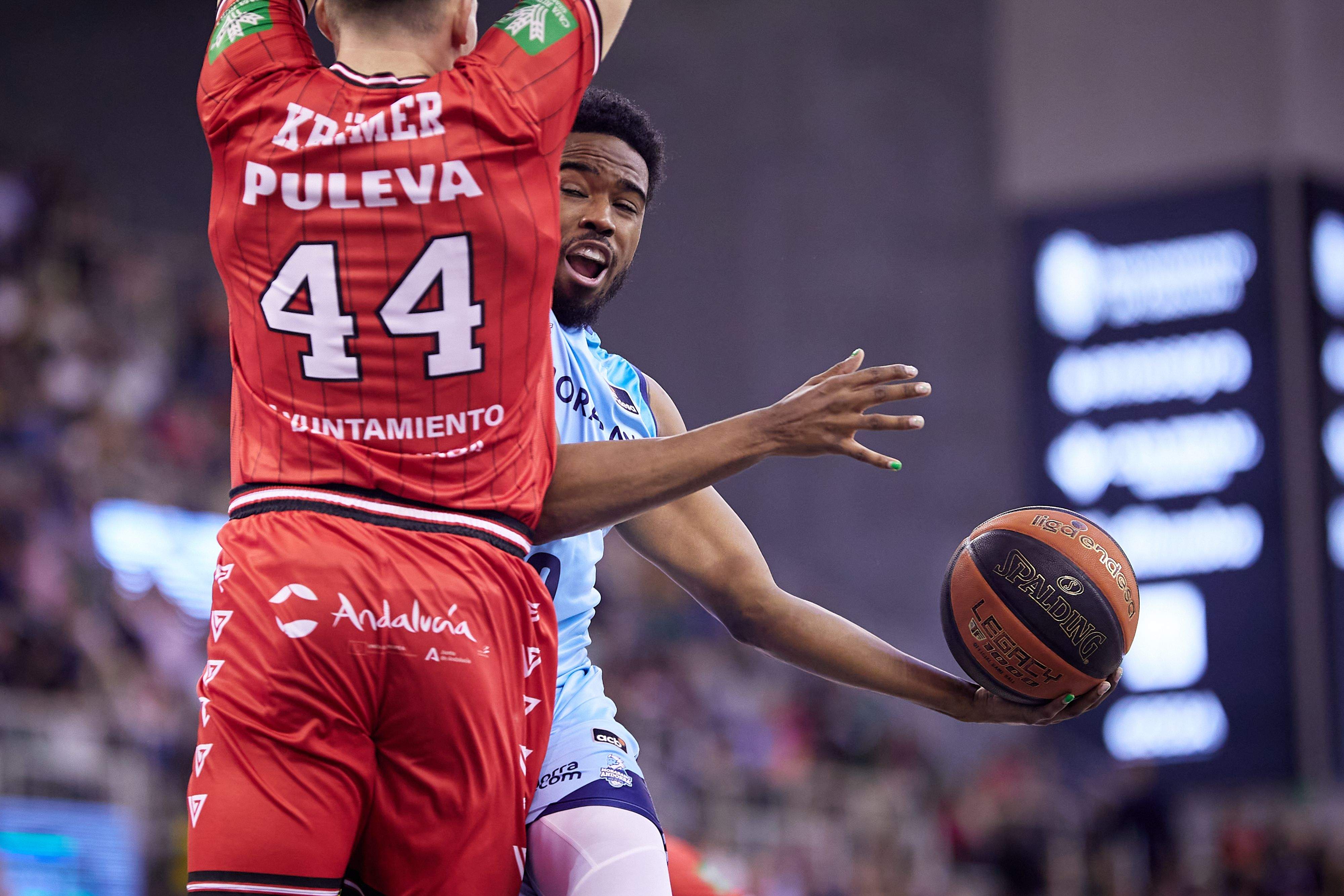 Harding encara la cistella rival.