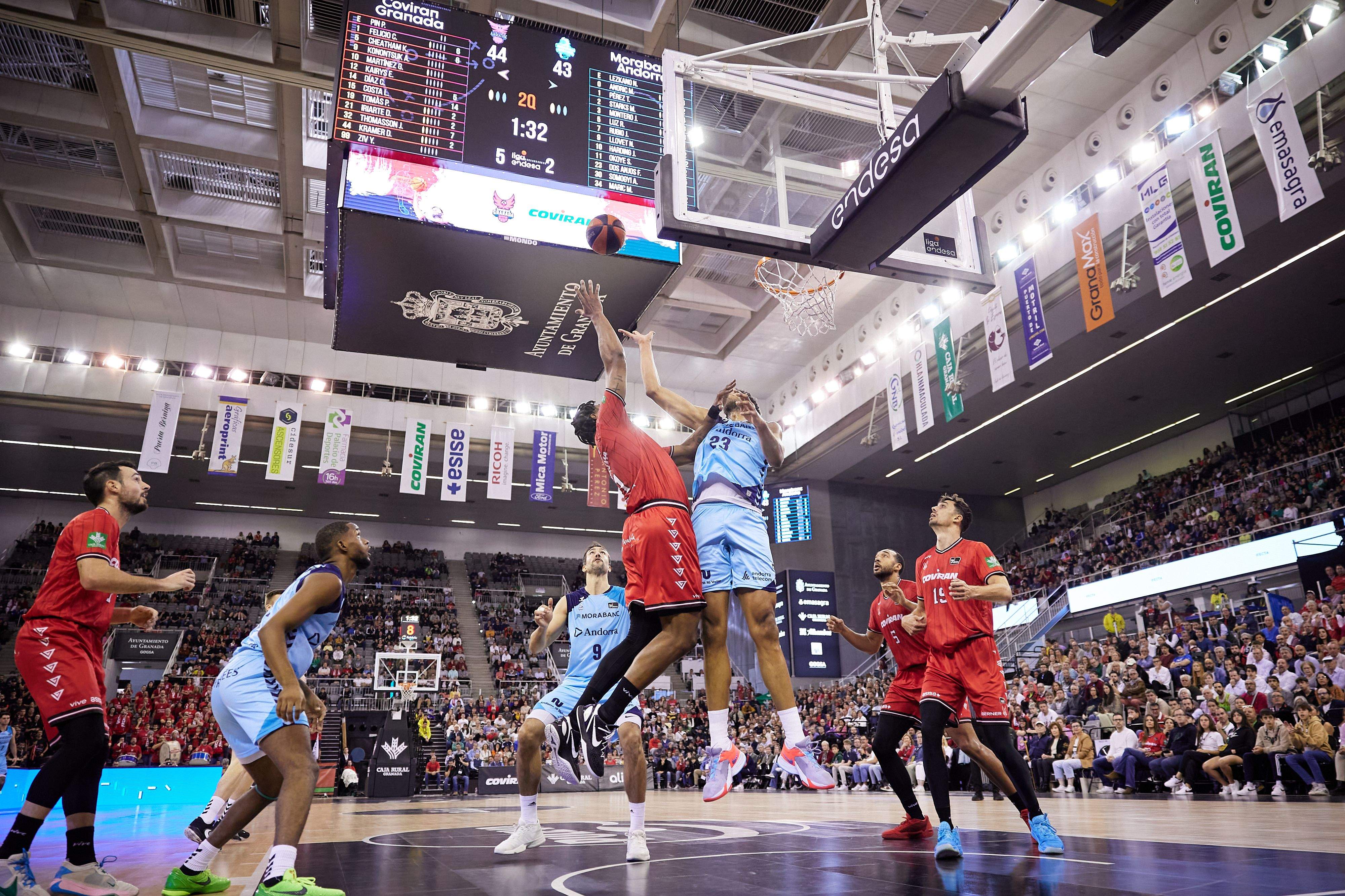 Felipe dos Anjos lluita per un rebot.