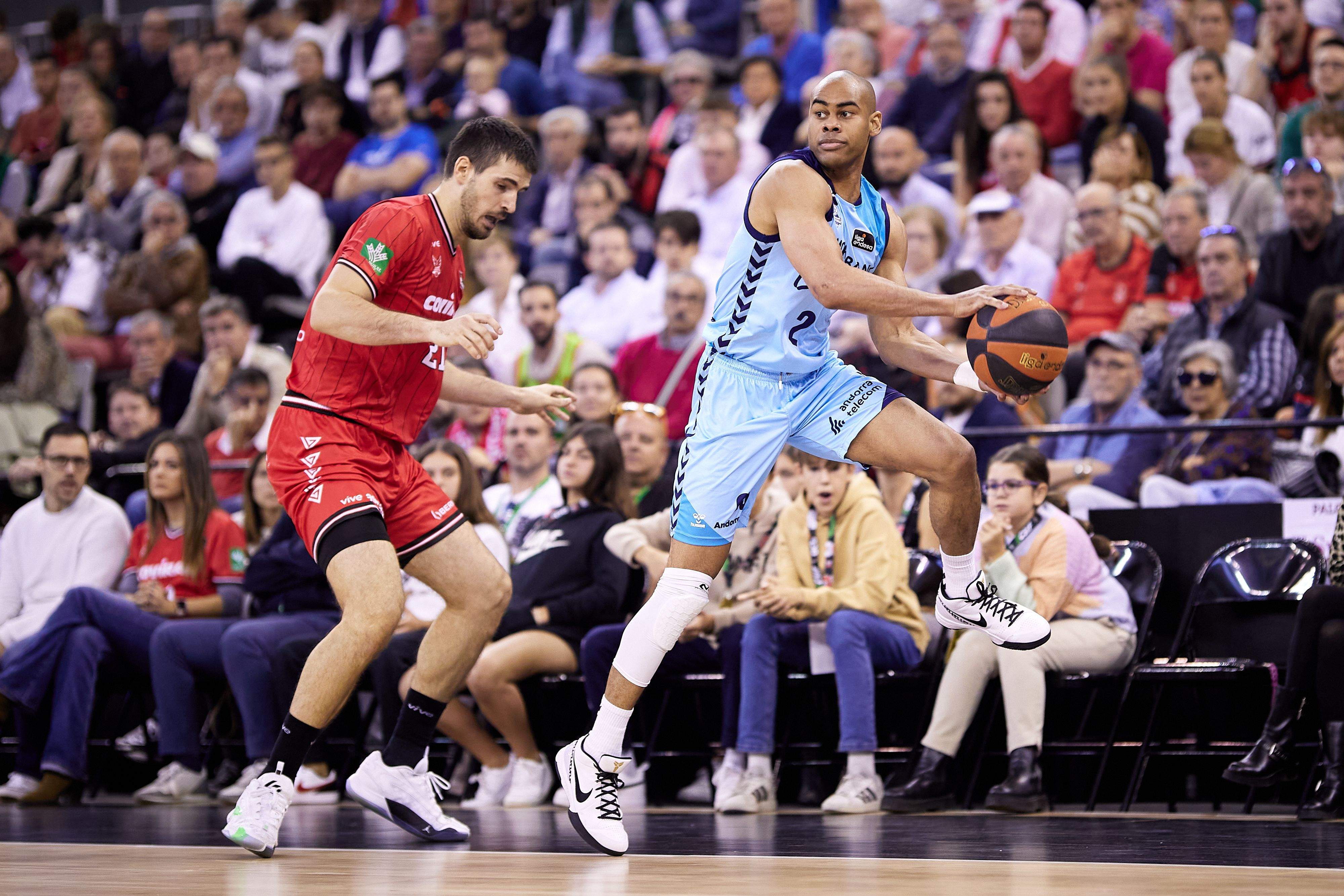 Markel Starks intenta salvar una pilota. 