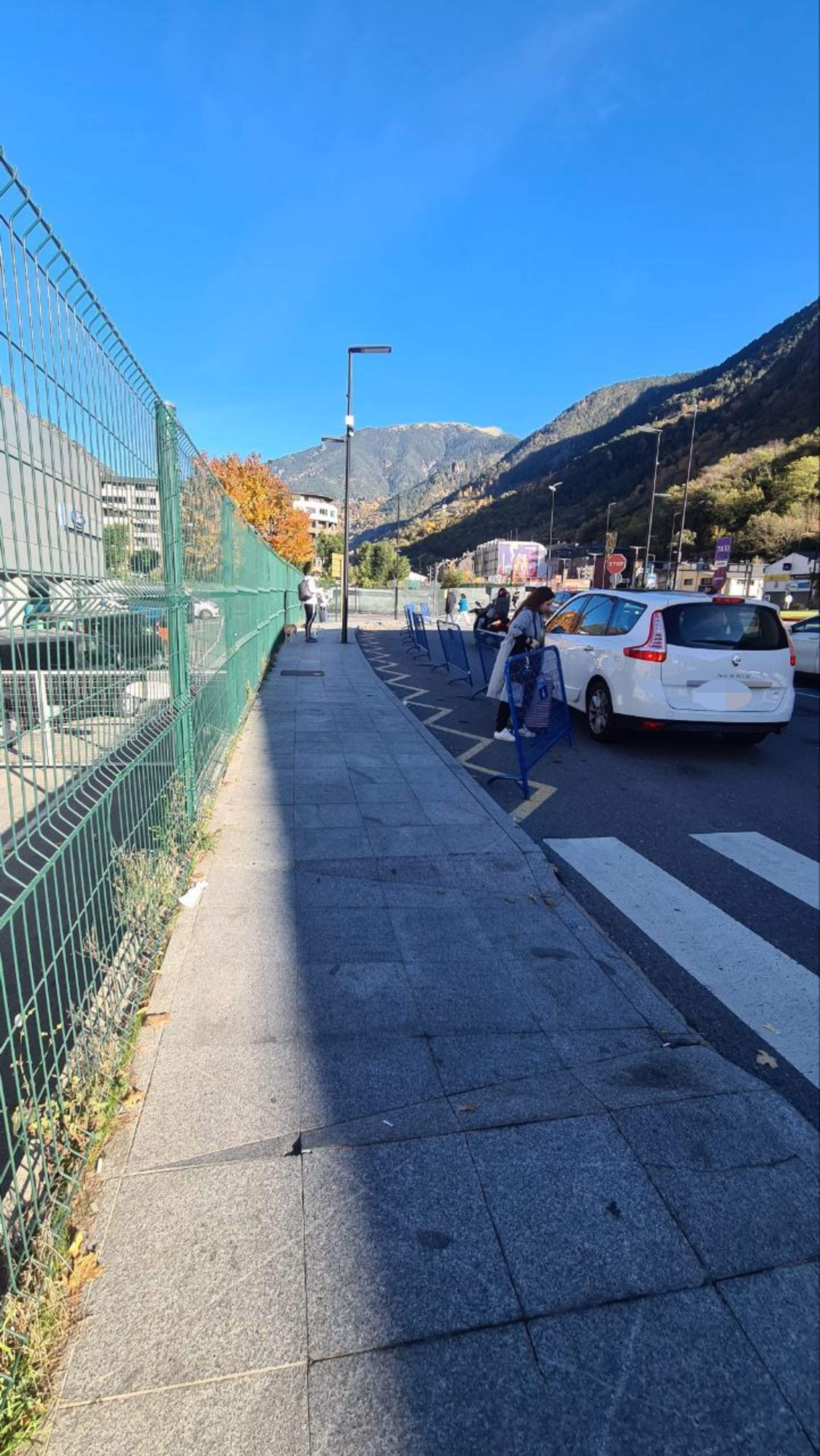 Cotxes, tanques i usuaris aquesta tarda.