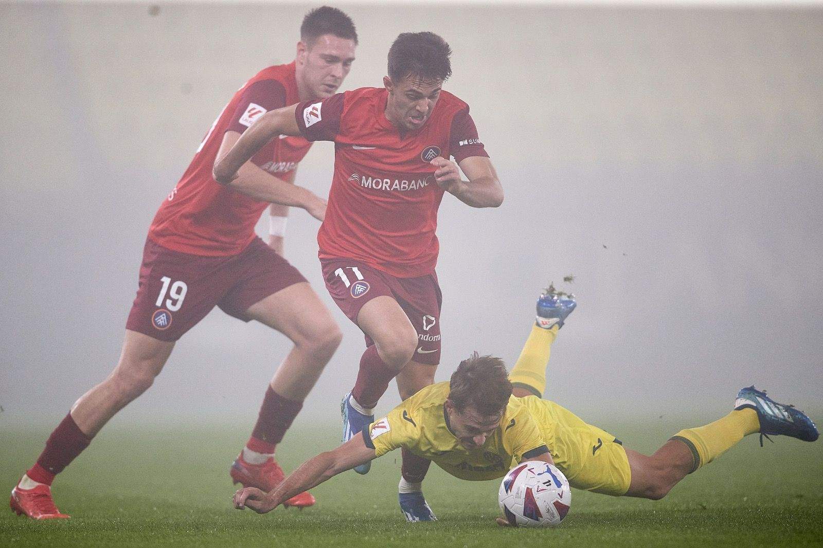 Álvaro Martín supera un jugador local en la cursa. Álvaro Martín supera un jugador local en la cursa.