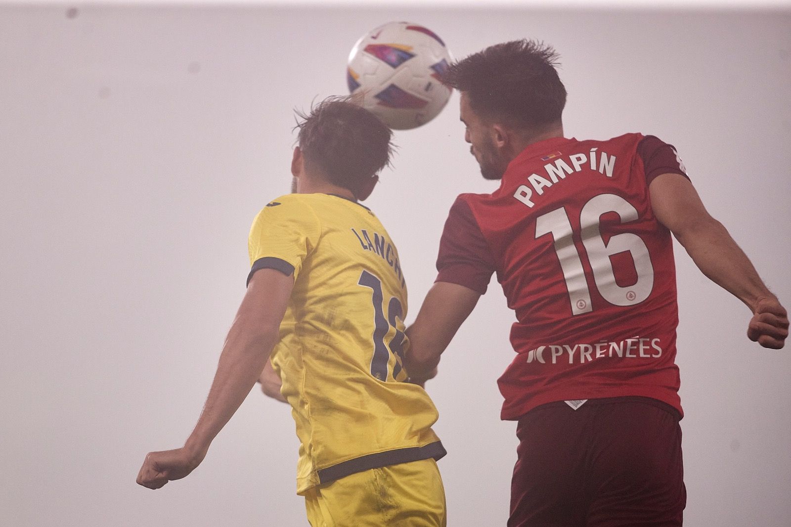Pampín salta amb un rival per una pilota aèria. Pampín salta amb un rival per una pilota aèria.