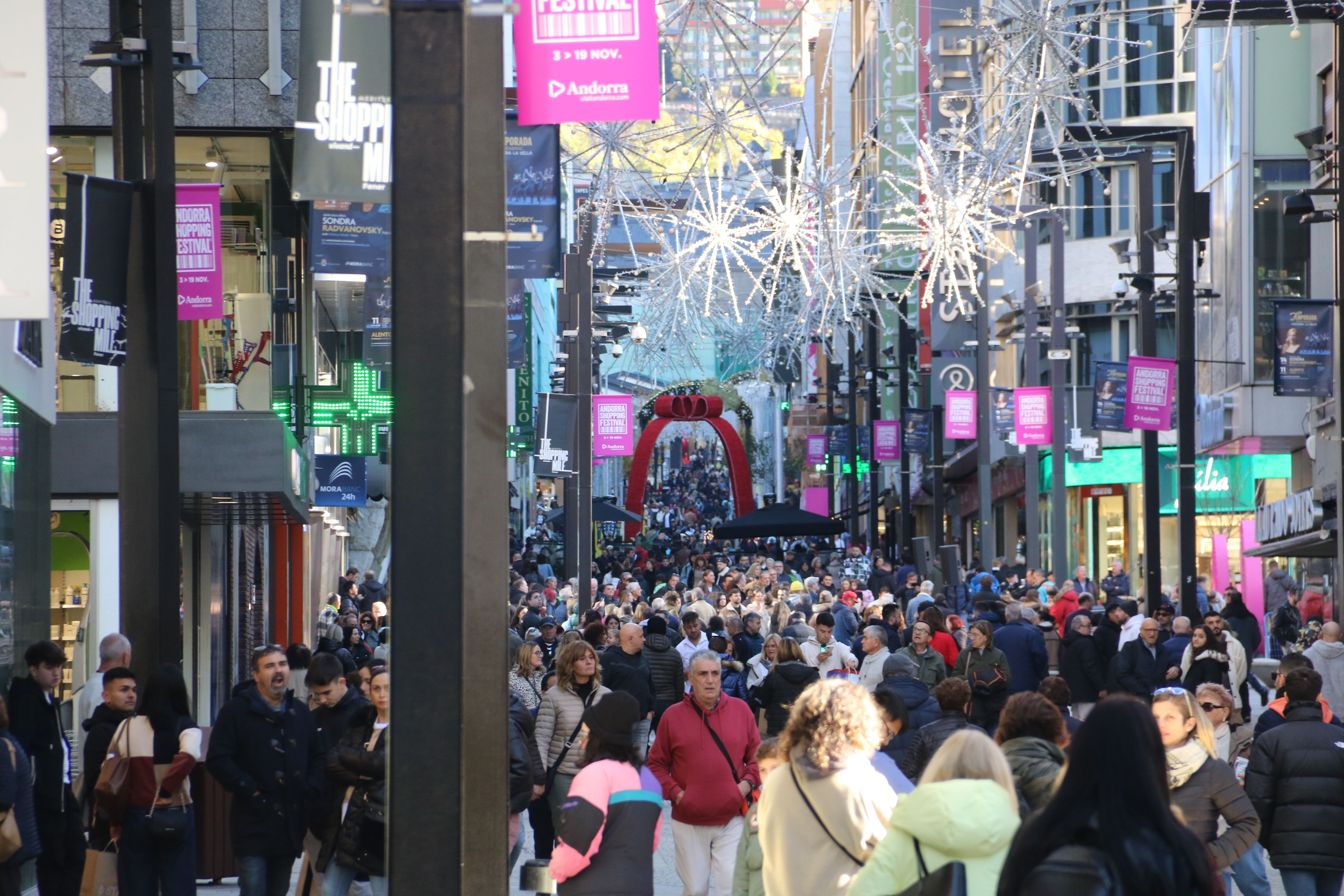Visitants a l'avinguda Meritxell.