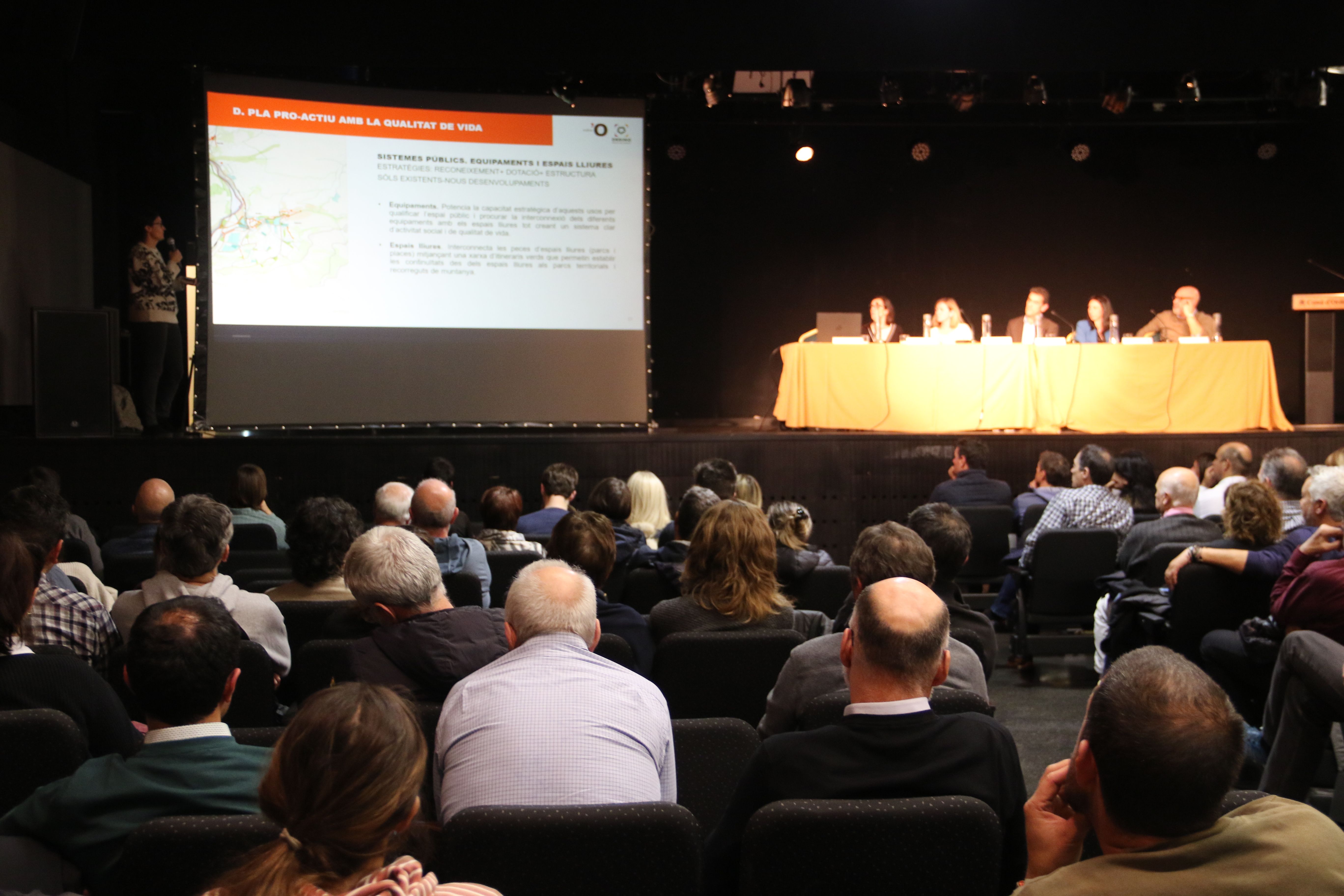 Un moment de la reunió de poble on es va presentar la revisió del POUP.