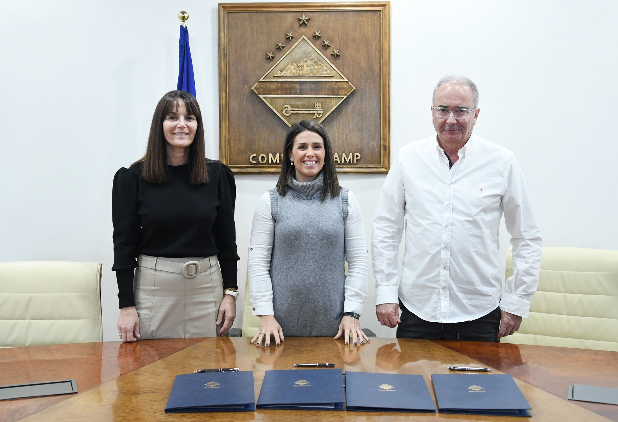 La ministra Mònica Bonell, la cònsol Laura Mas i l'impulsor del projecte, Turi Mora.