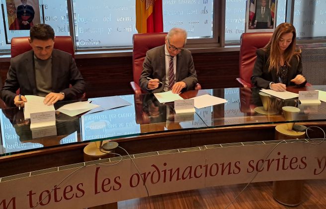 Ferré ,Camp i Mas, signant el conveni.