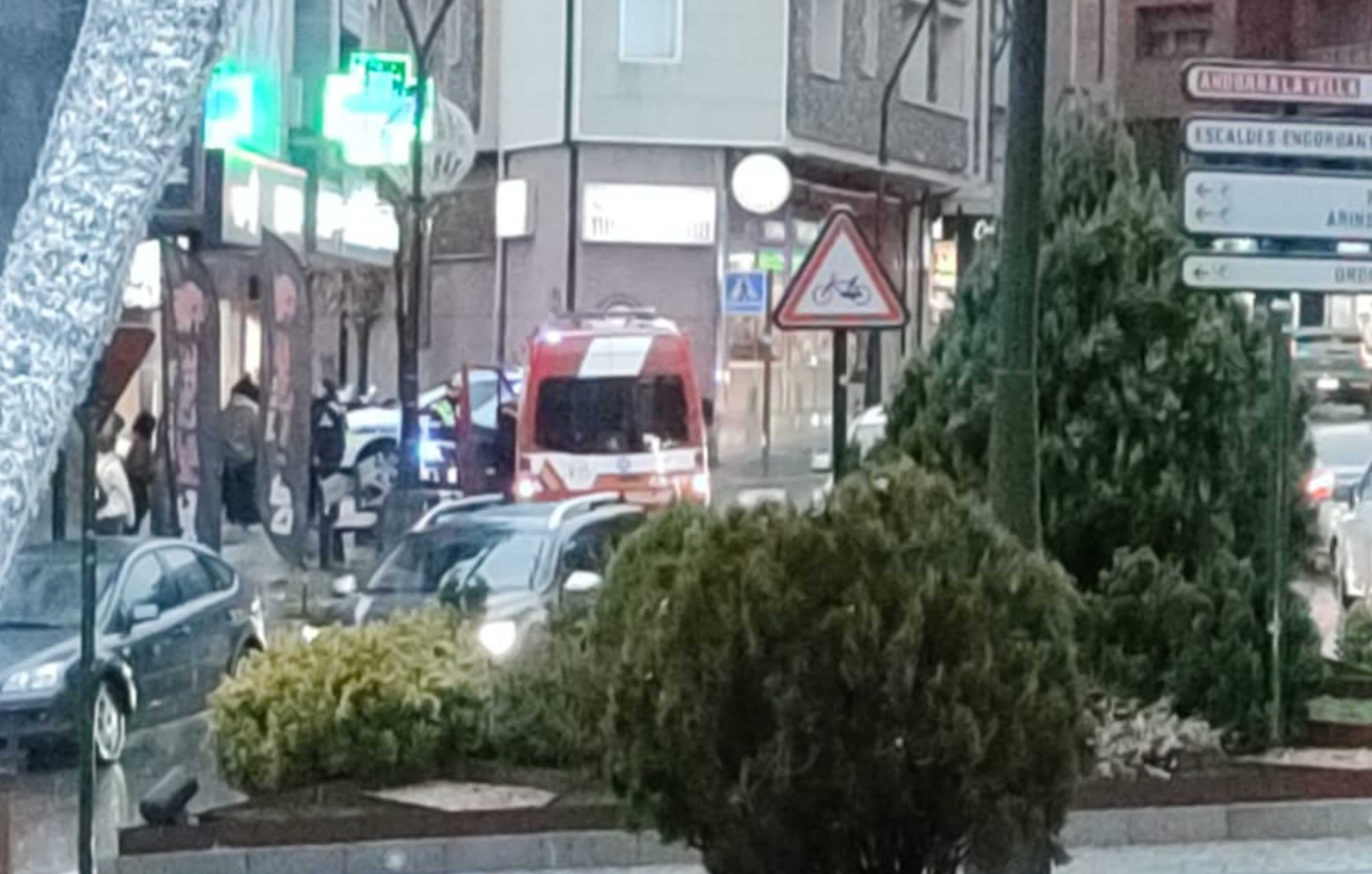 Policia i bombers al lloc dels fets.