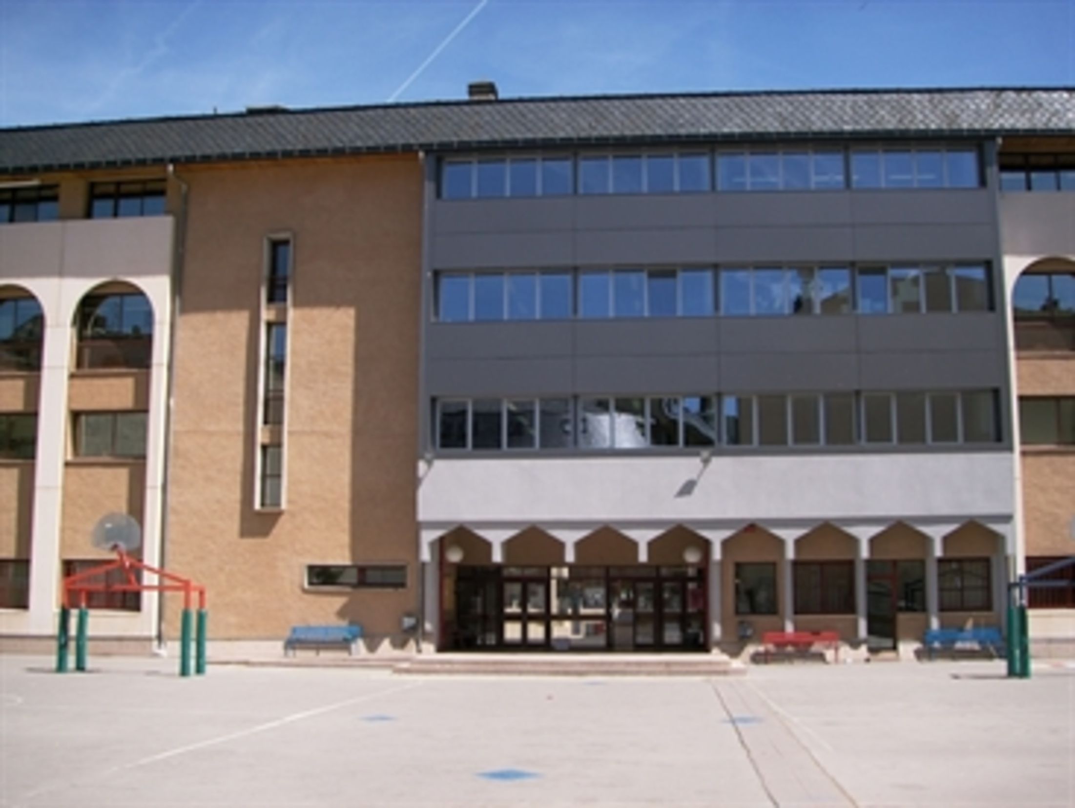 Una imatge del pati de l'escola francesa. Una imatge del pati de l'escola francesa.