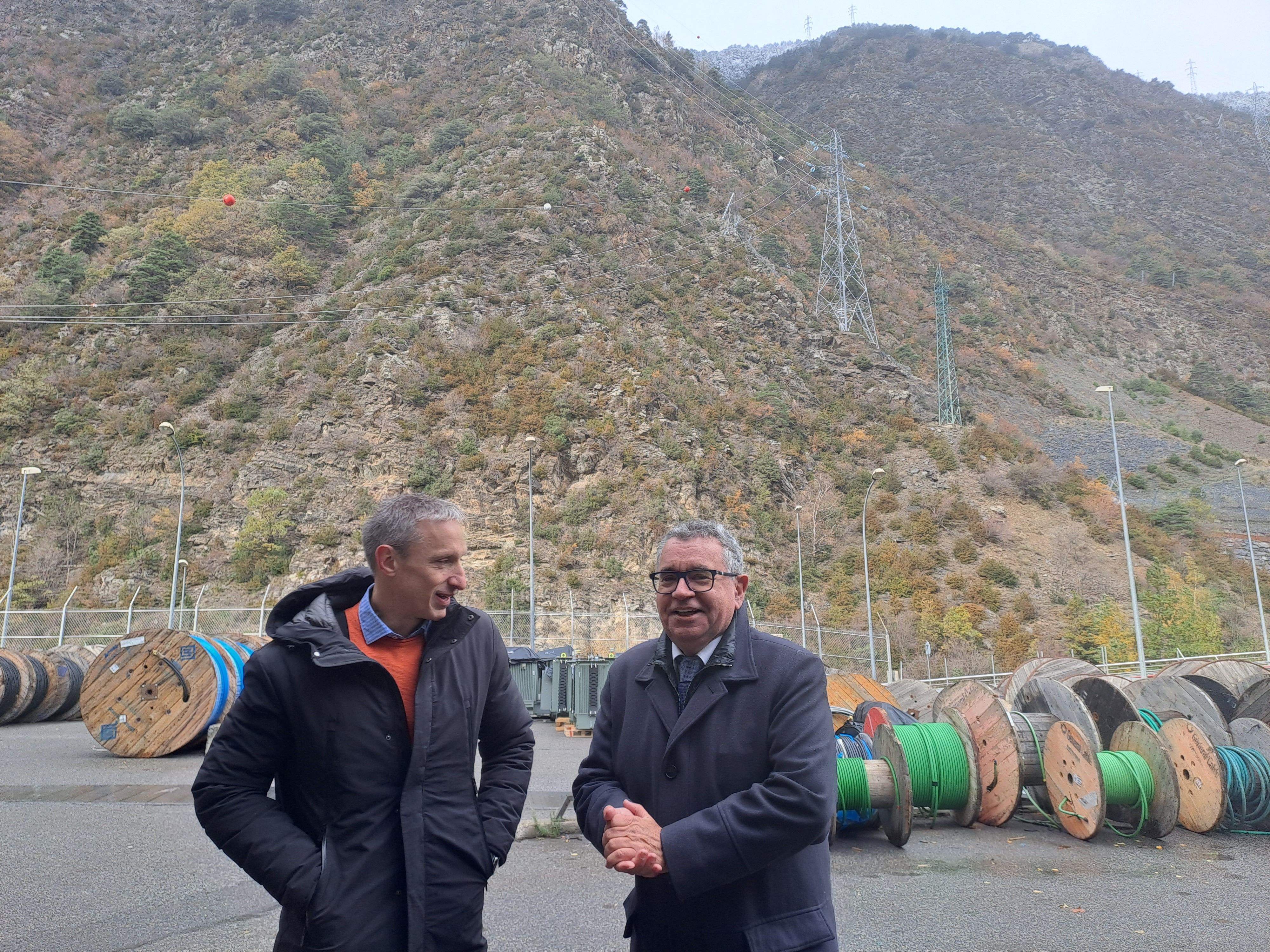 Calvet i Moles, amb torres de la nova línia al darrere.