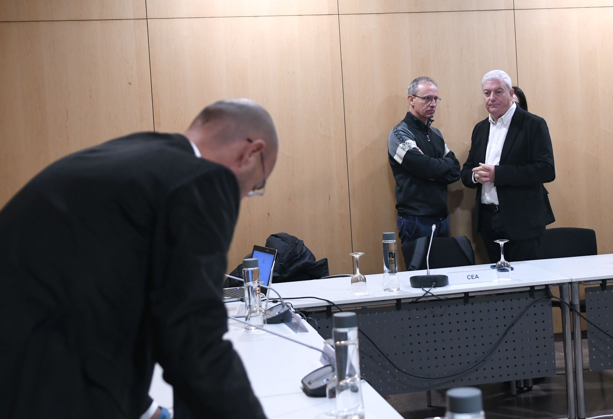 Els representants de la CEA -Gerard Cadena, Francesc Pallàs i Sònia Yebra, aquesta darrera tapada- en la reunió de la setmana passada del CES.