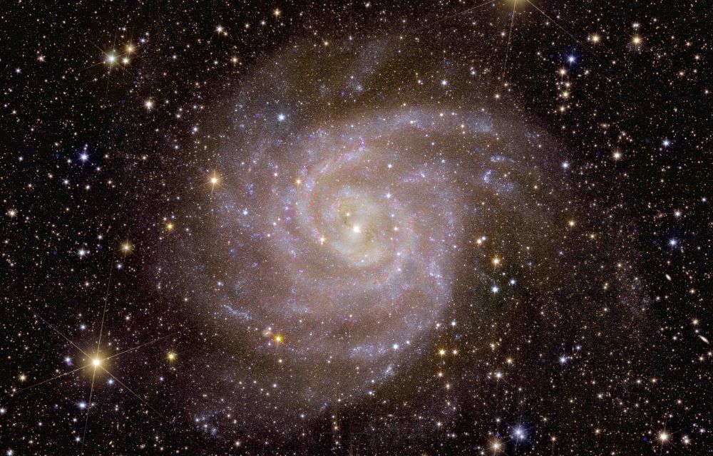La galàxia espiral IC 342 situada a 10,7 milions d'anys llum  - Crèdit ESA