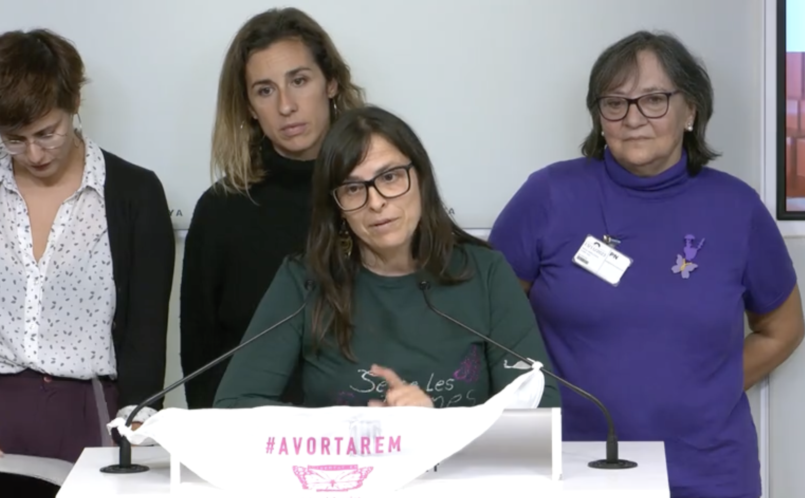 VANESSA MENDOZA CORTÉS DURANT LA SEVA INTERVENCIÓ A LA SALA DE PREMSA DEL PARLAMENT.