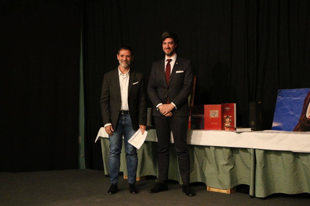  El síndic amb el guanyador del premi d'investigació històrica.