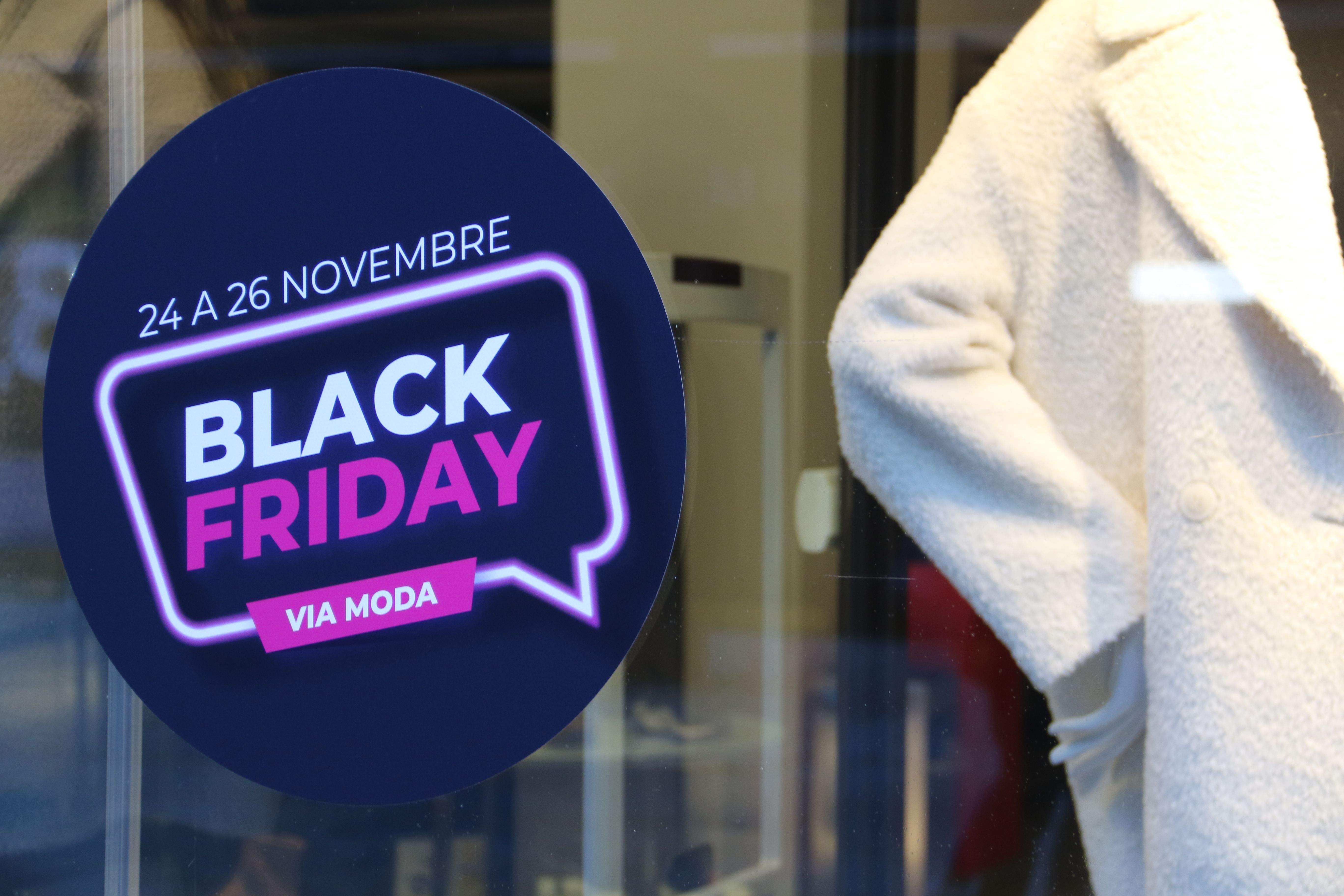 Un establiment de moda anunciant el Black Friday.