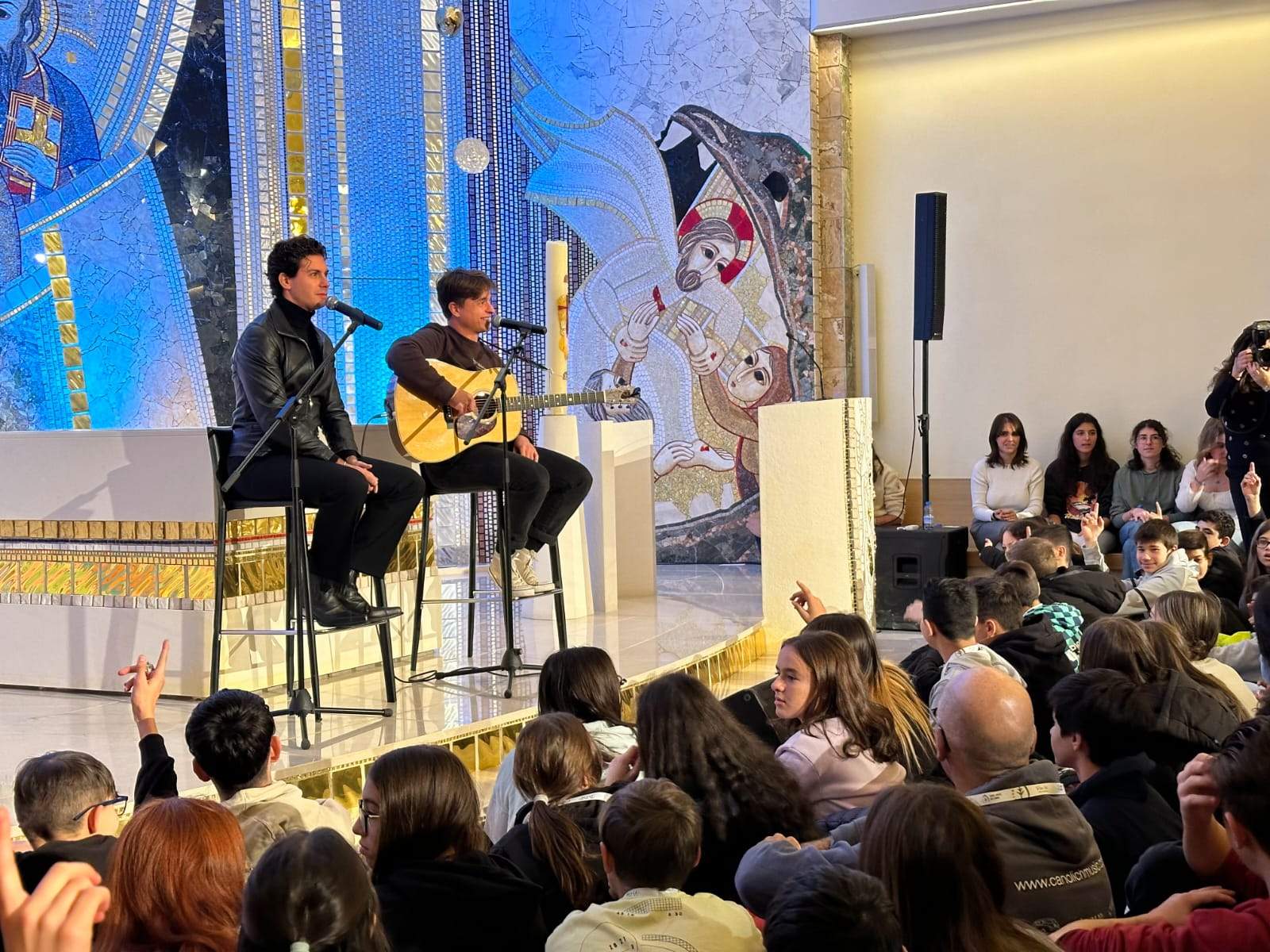 Alfred Garcia i Cesc Sansalvadó fent les delícies dels joves a l'església de Sant Julià.