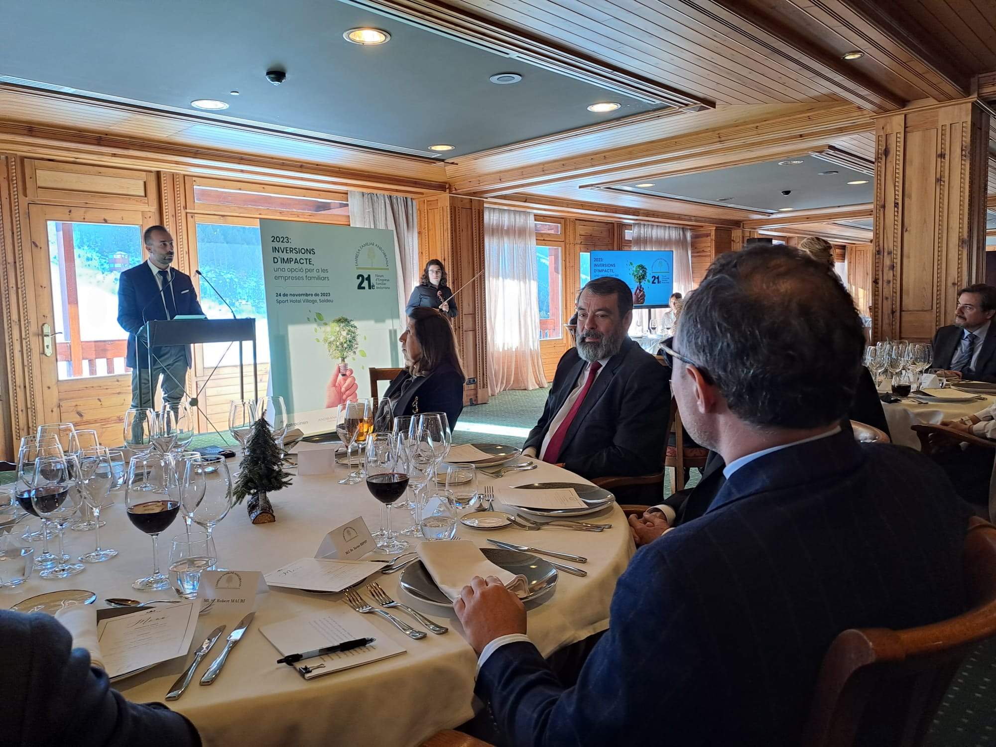 Espot escolta la intervenció de Daniel Armengol