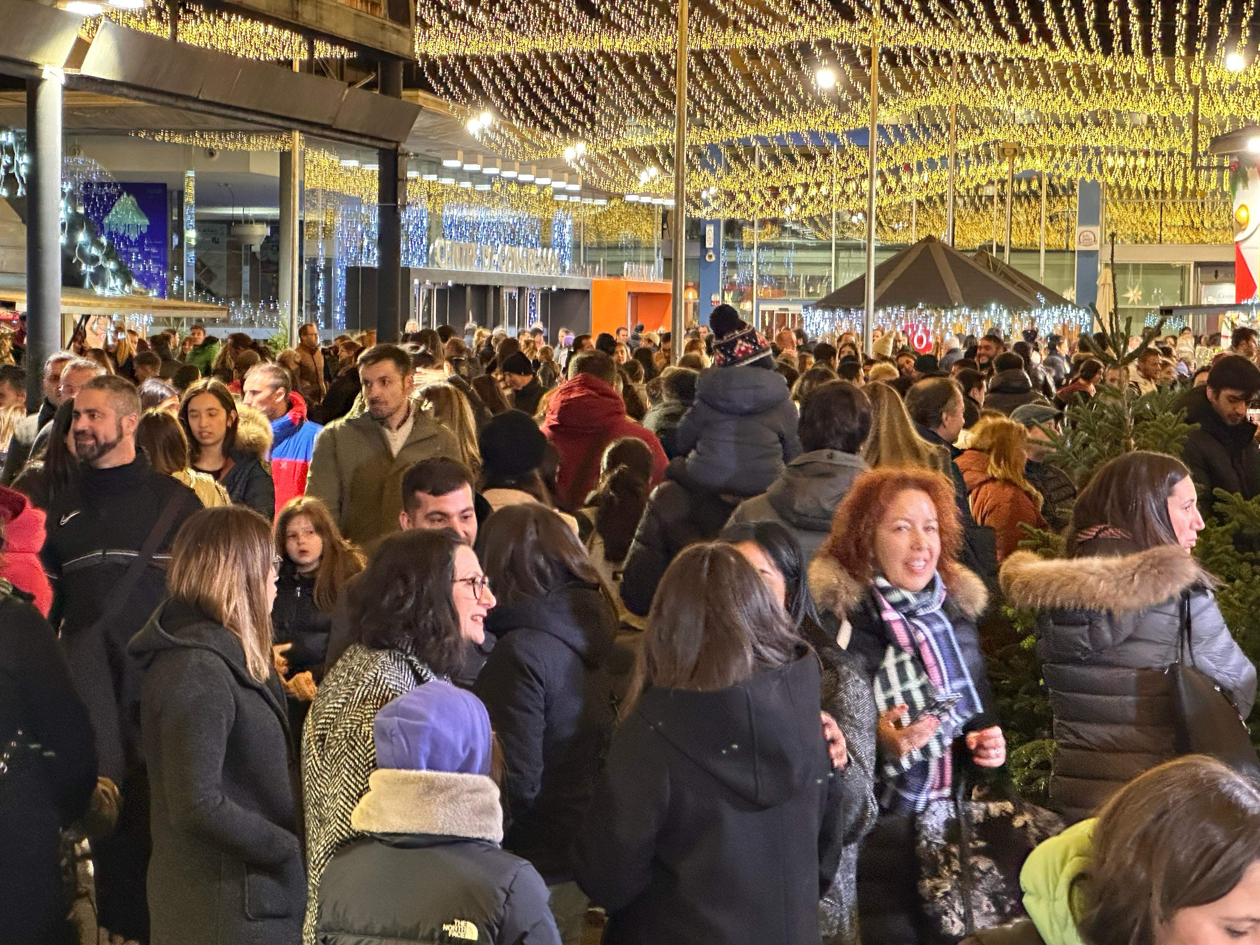 La posada en marxa del Poblet de Nadal ha atret centenars de persones.