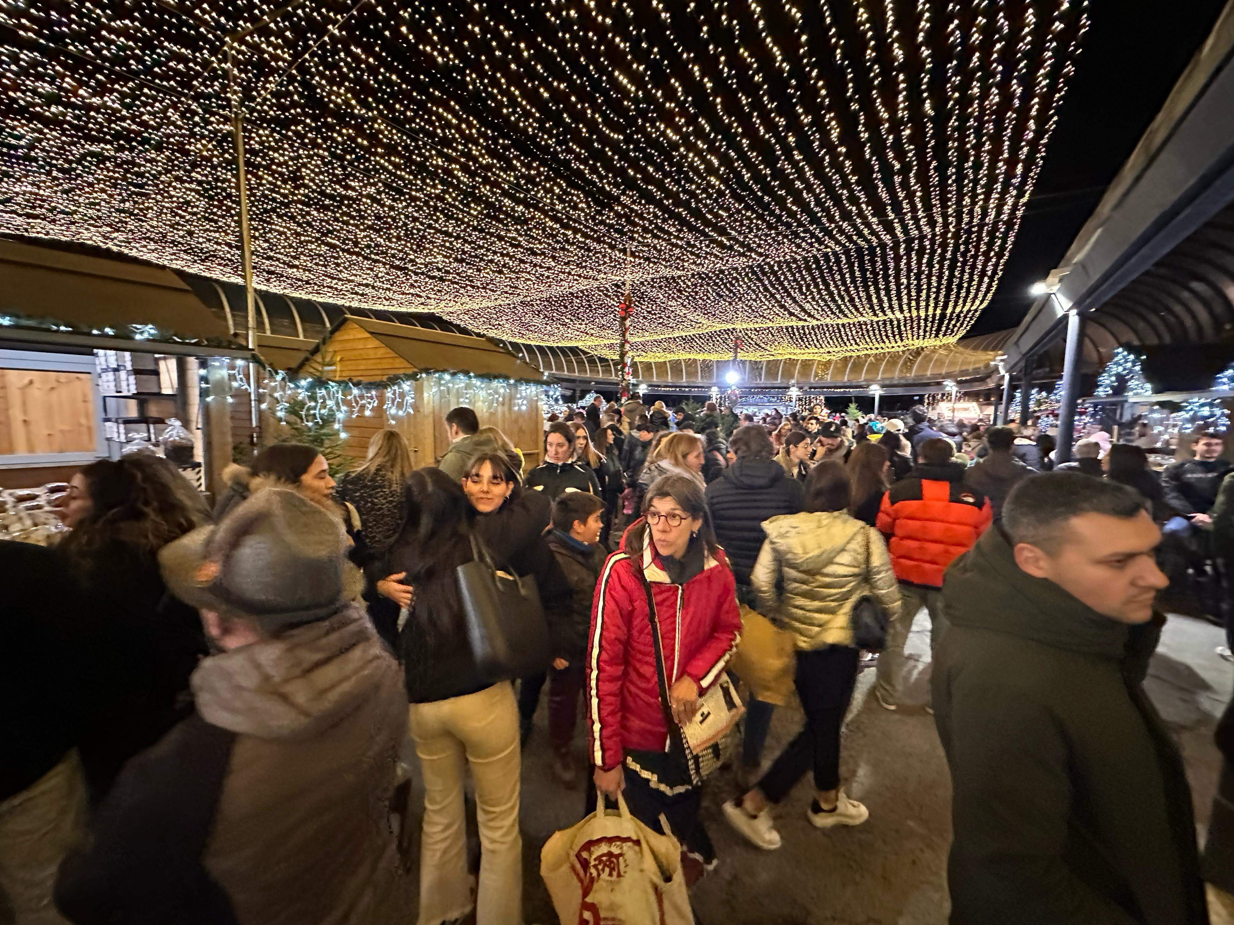 La posada en marxa del Poblet de Nadal ha atret centenars de persones.