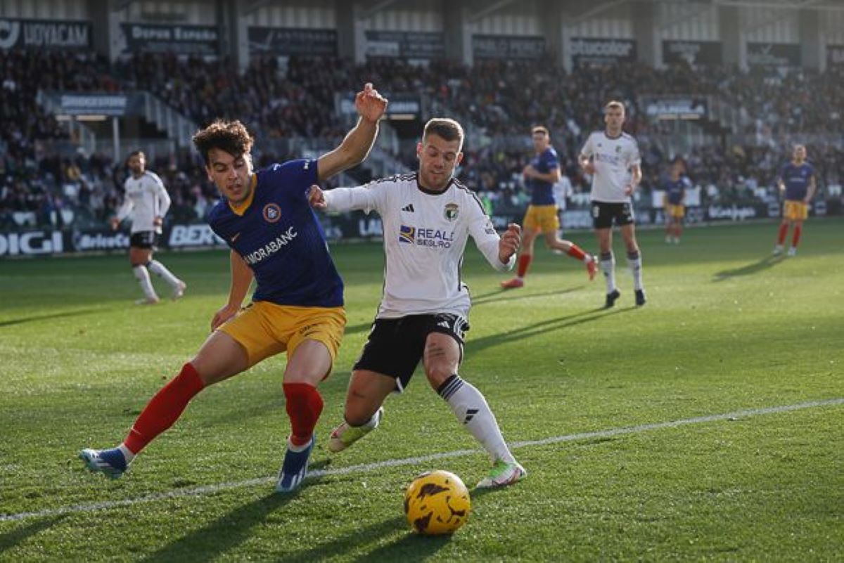Dos jugadors pugnen per una pilota.