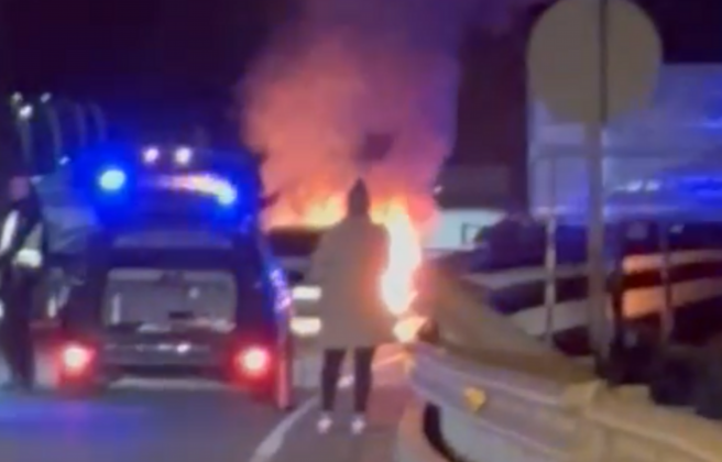 LA FLAMA DURANT UNS QUANTS MINUTS HA ESTAT MOLT VIVA.