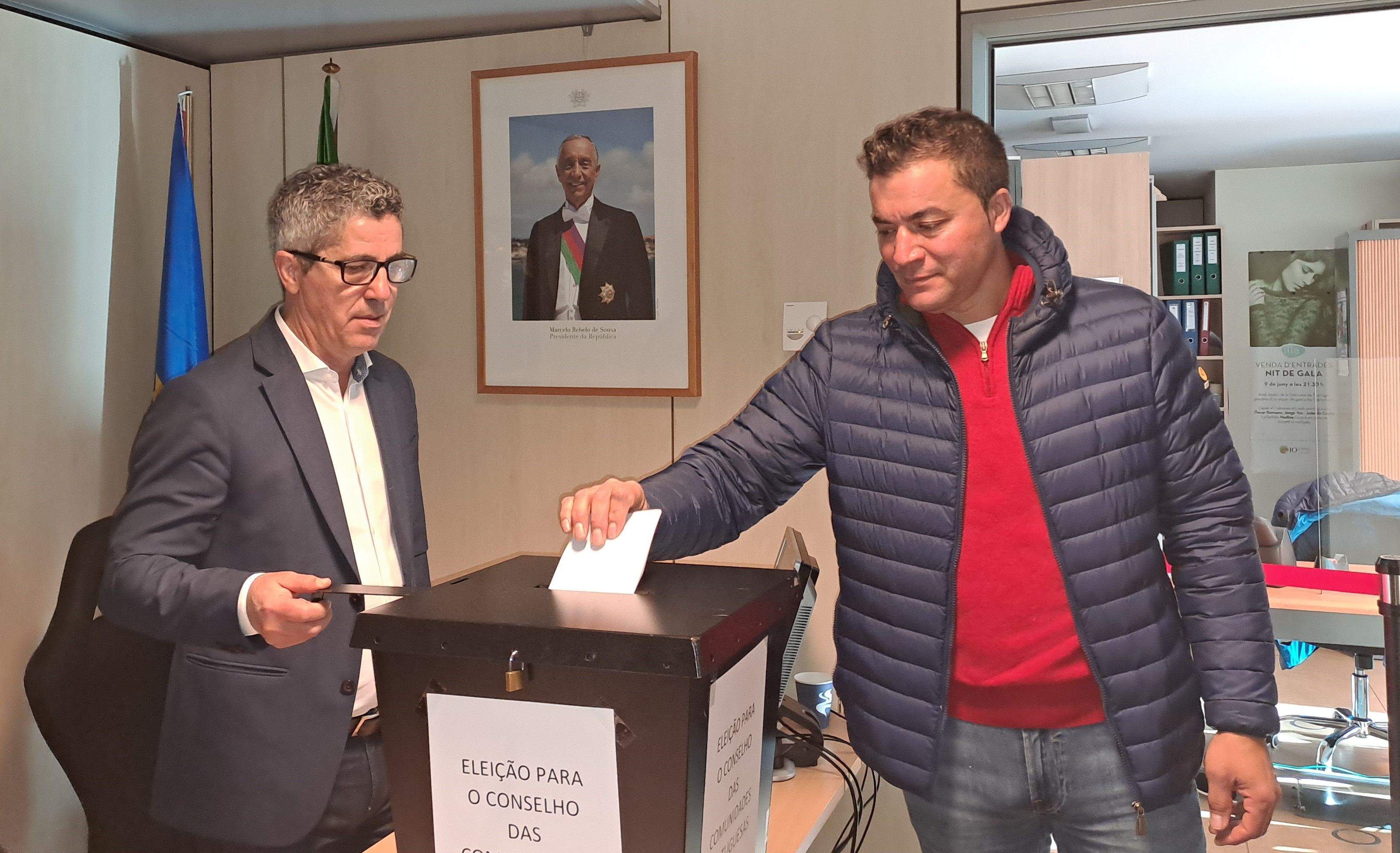 Un dels votants introduint la papereta a l'urna.
