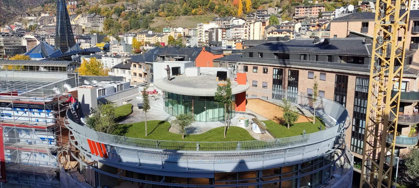 La terrassa superior de la nova llar de jubilats.