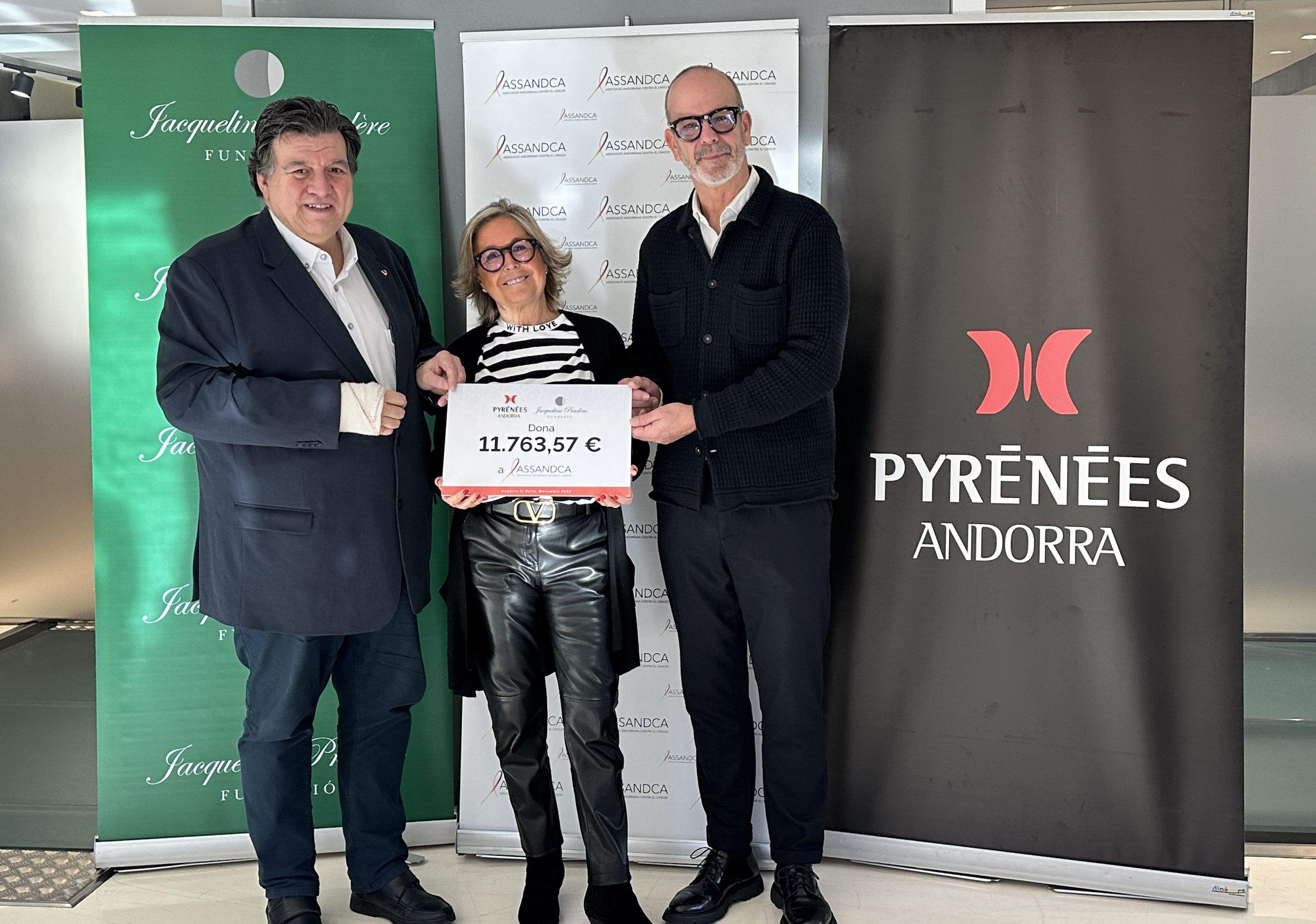 L'entrega del xec a Josep Saravia.