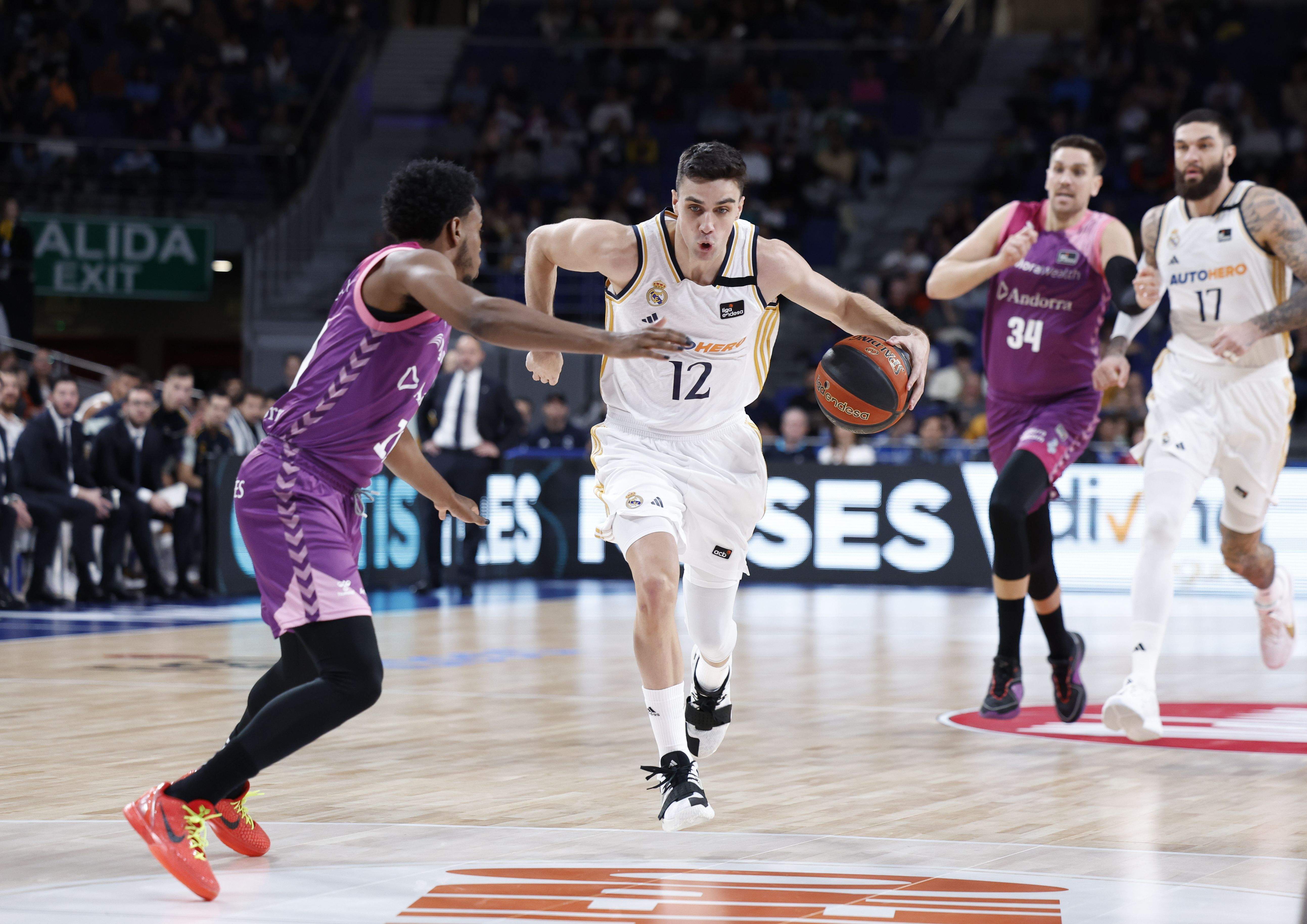 Alacen condueix la pilota.