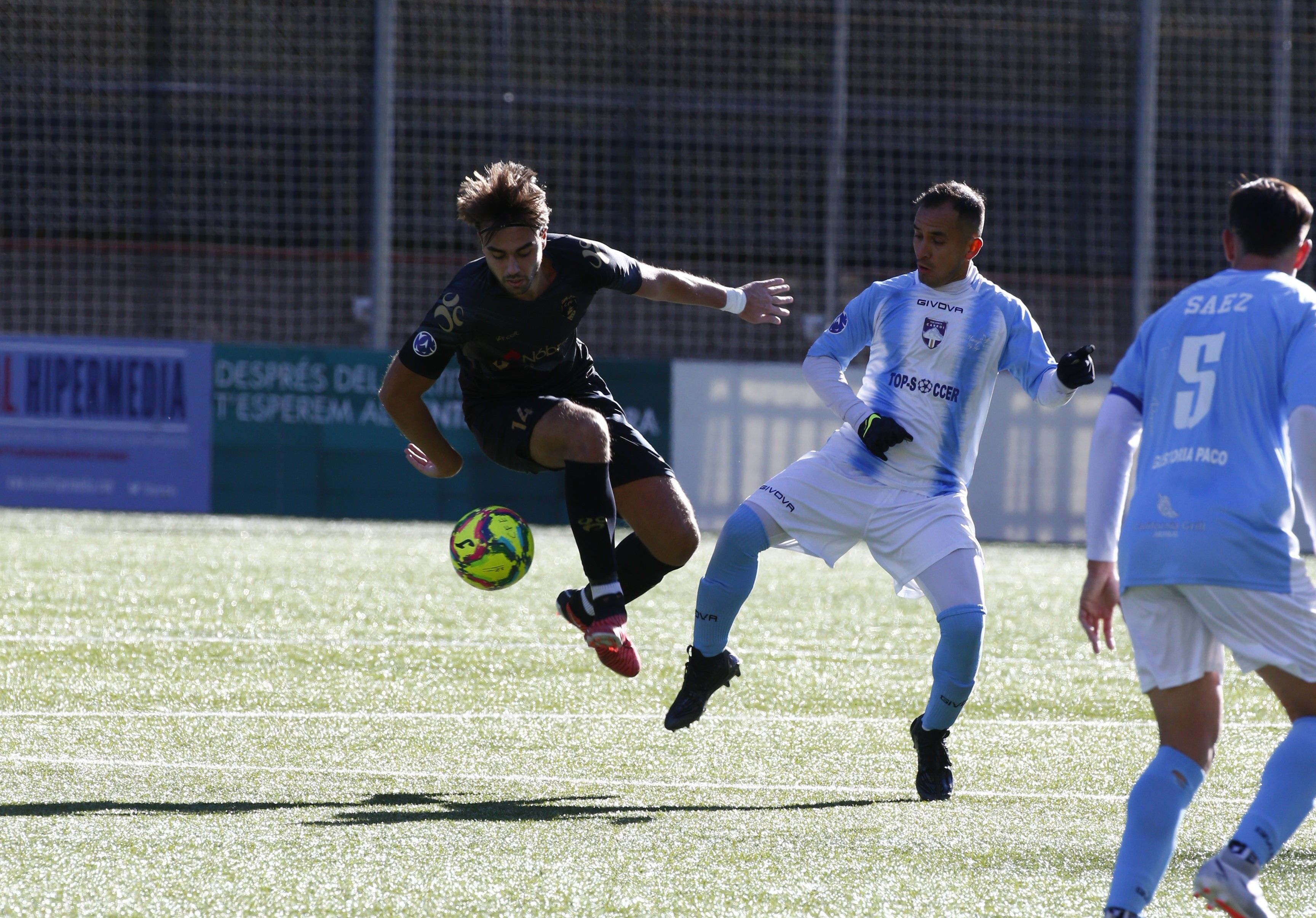 El Carroi esquiva les darreres posicions. El Carroi esquiva les darreres posicions.