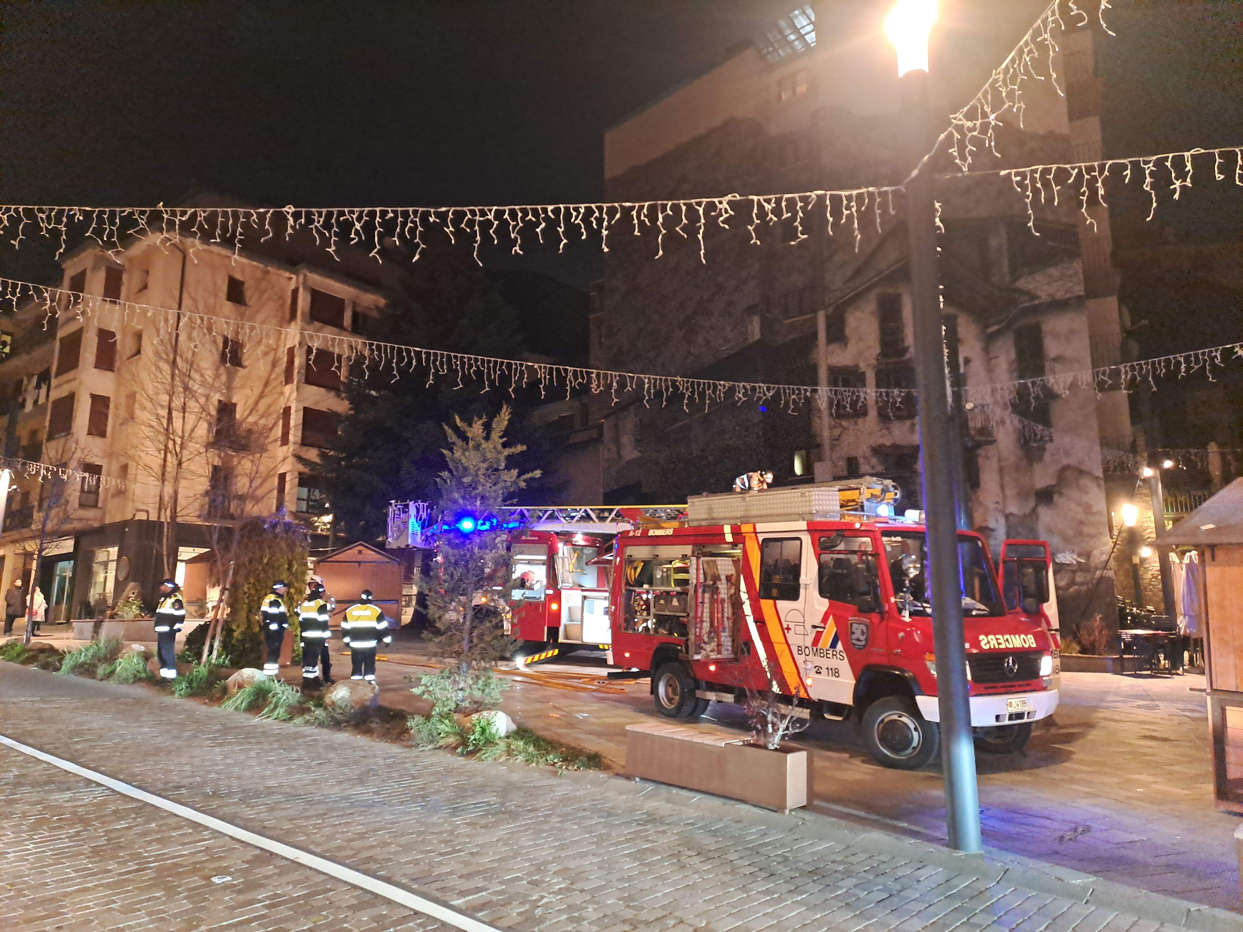 Bombers i urbans al lloc dels fets.