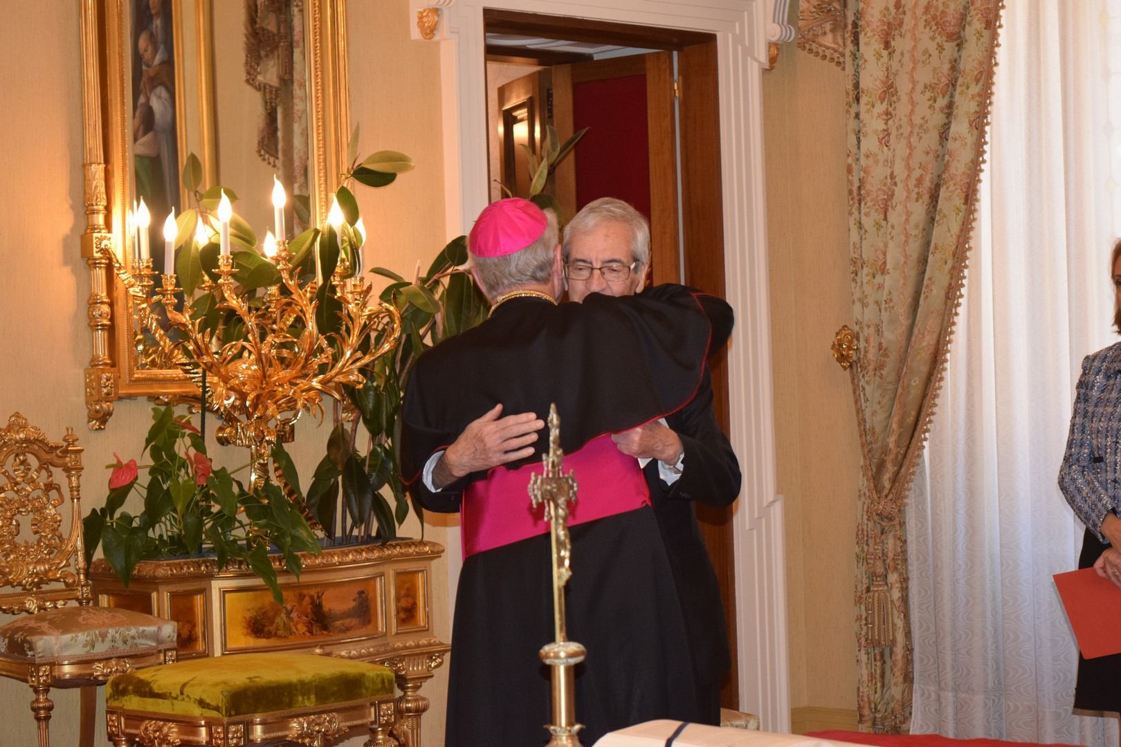 Vives s'abraça amb Mauri. Vives s'abraça amb Mauri.