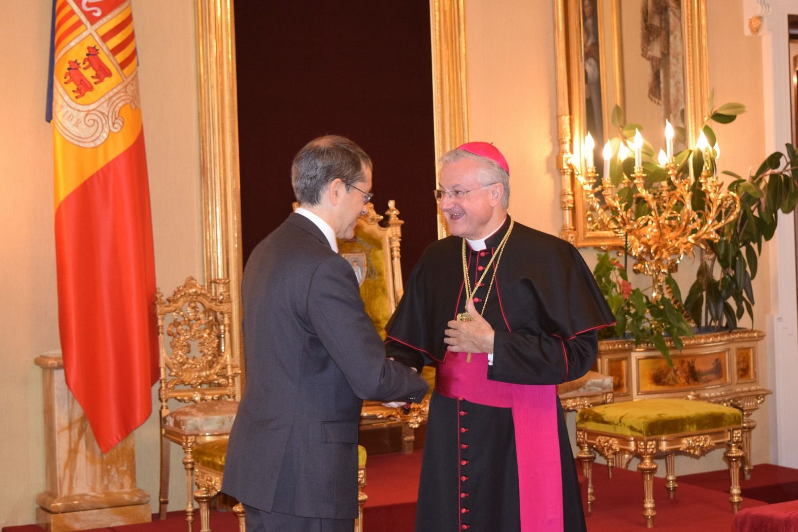 Vives saluda Ibáñez. Vives saluda Ibáñez.