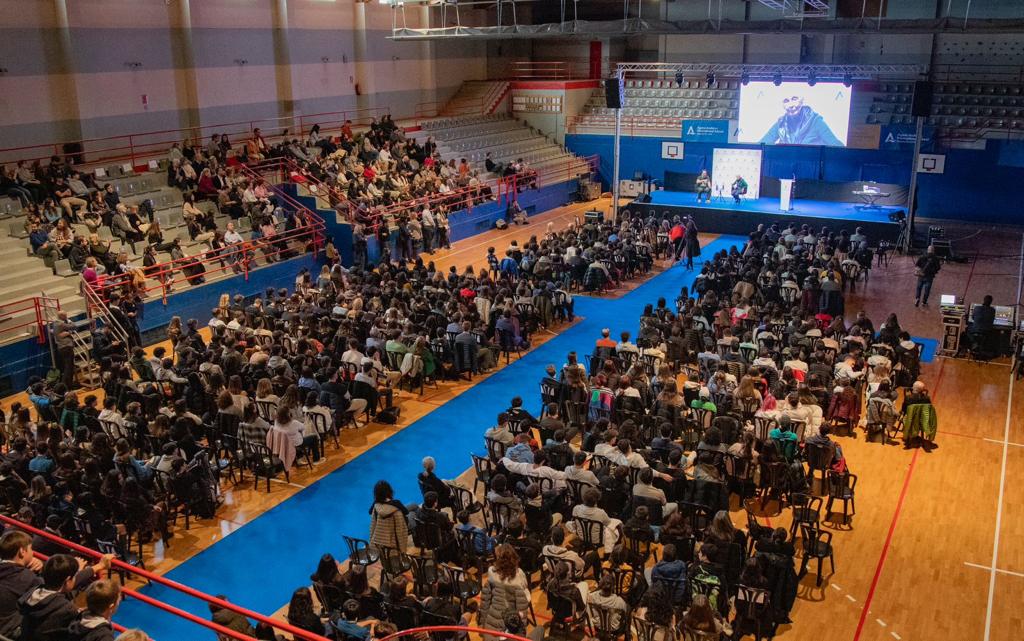 Un moment de la conferència de Goodall als estudiants, a l'Agora School.