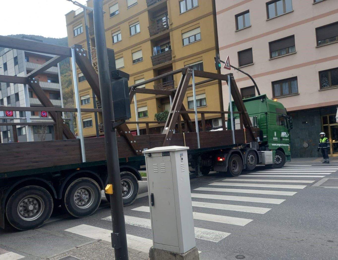 Les estrucutres arribant al Parc Central aquest matí.