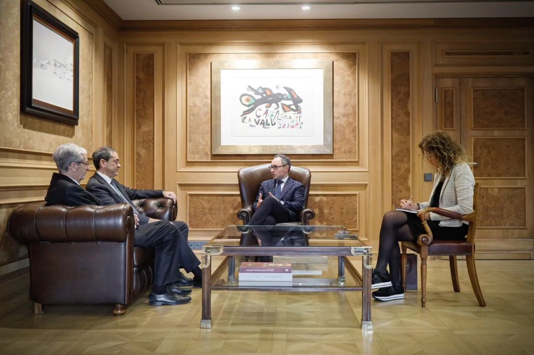 Espot durant la reunió amb Ibáñez i Mauri. Espot durant la reunió amb Ibáñez i Mauri.