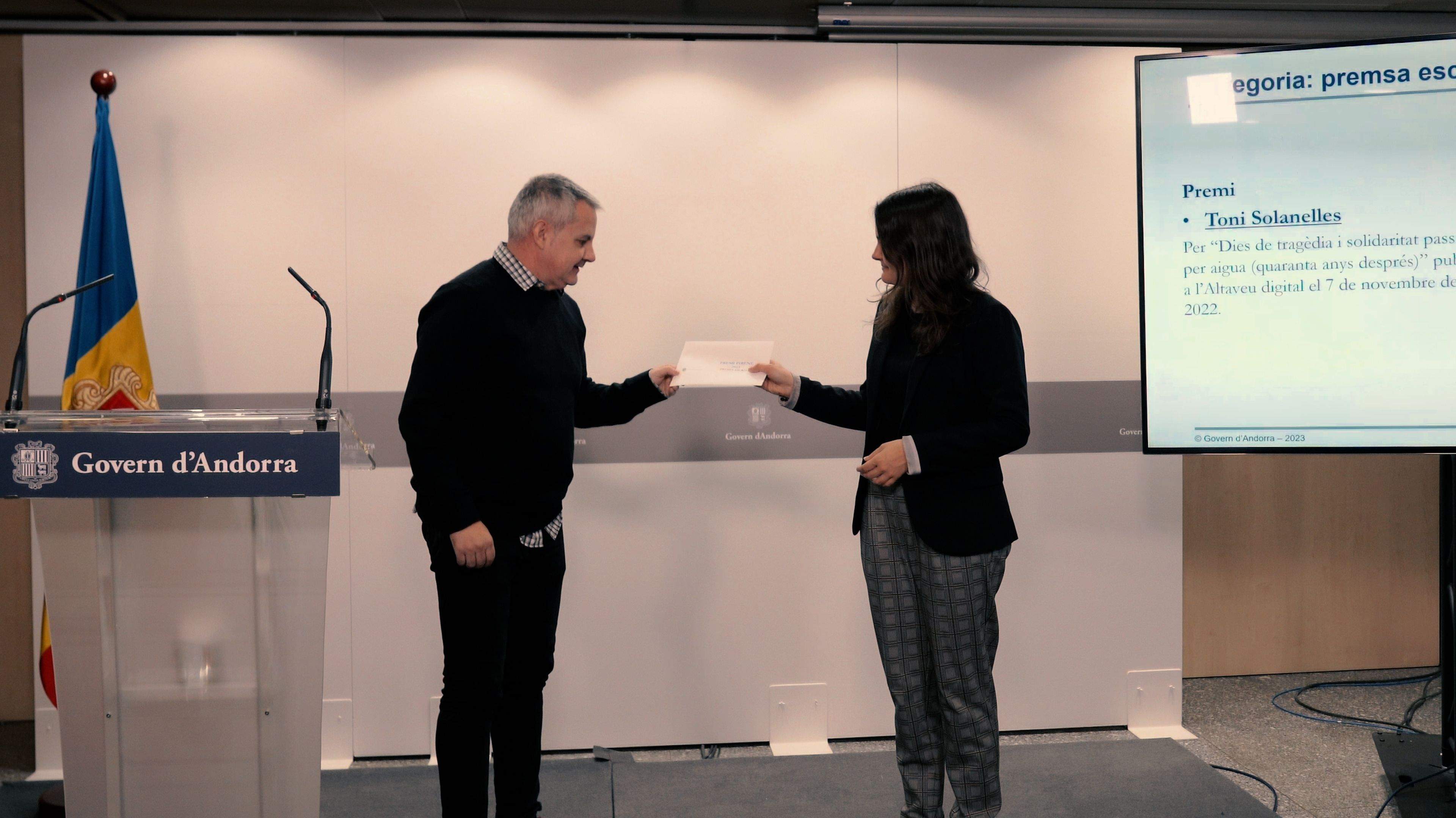 El periodista Toni Solanelles, recollint el premi Pirene de reportatge de premsa escrita.