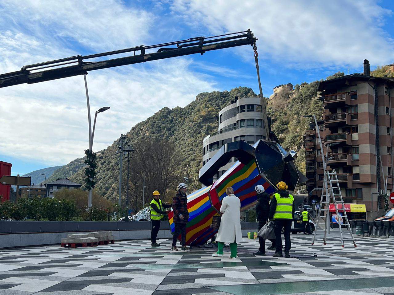 La grua aixecant la cafetera de la plaça del Solà de Sant Julià.
