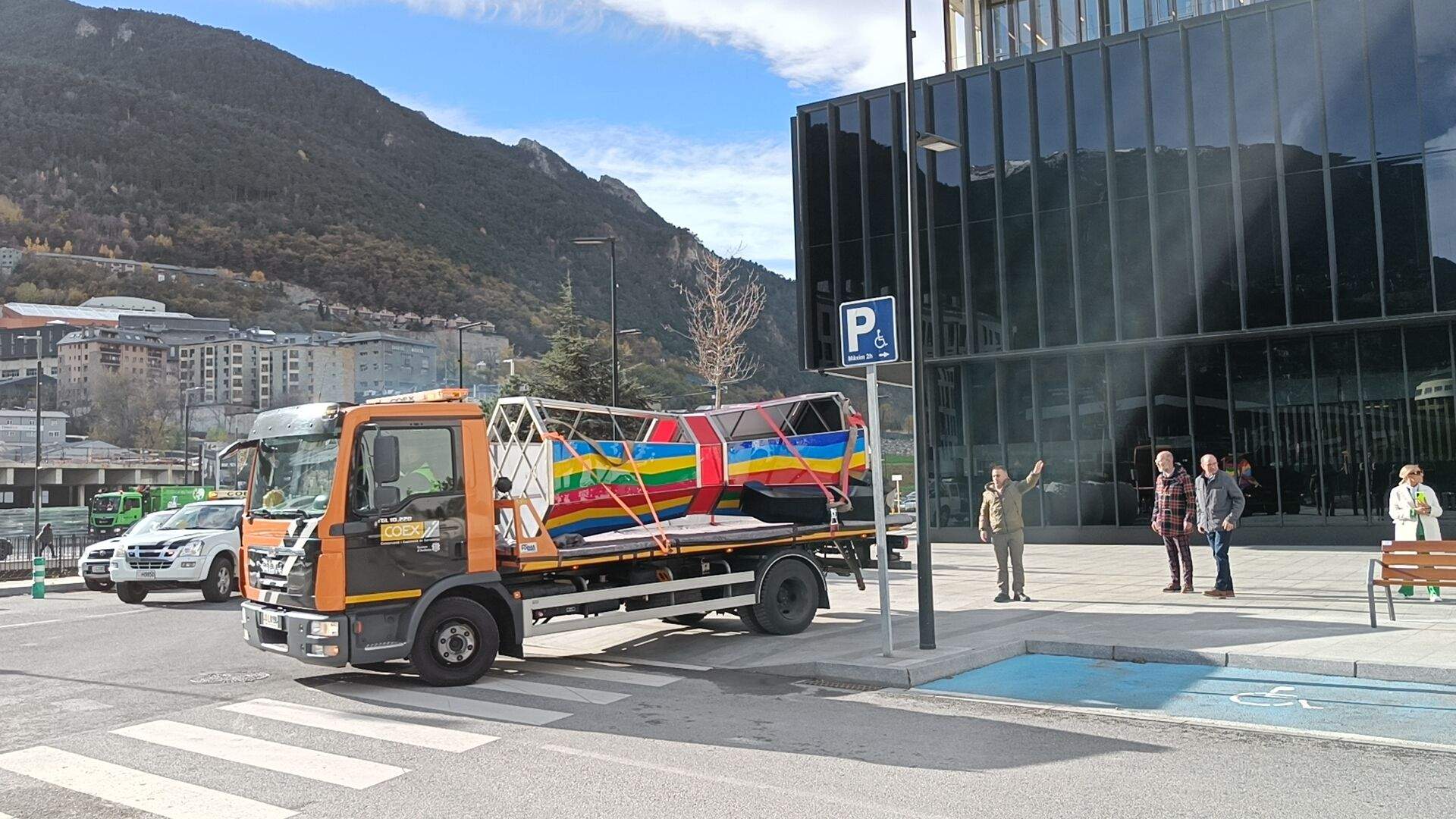 Arribada de l'obra 'Times is running out' a Andorra la Vella.