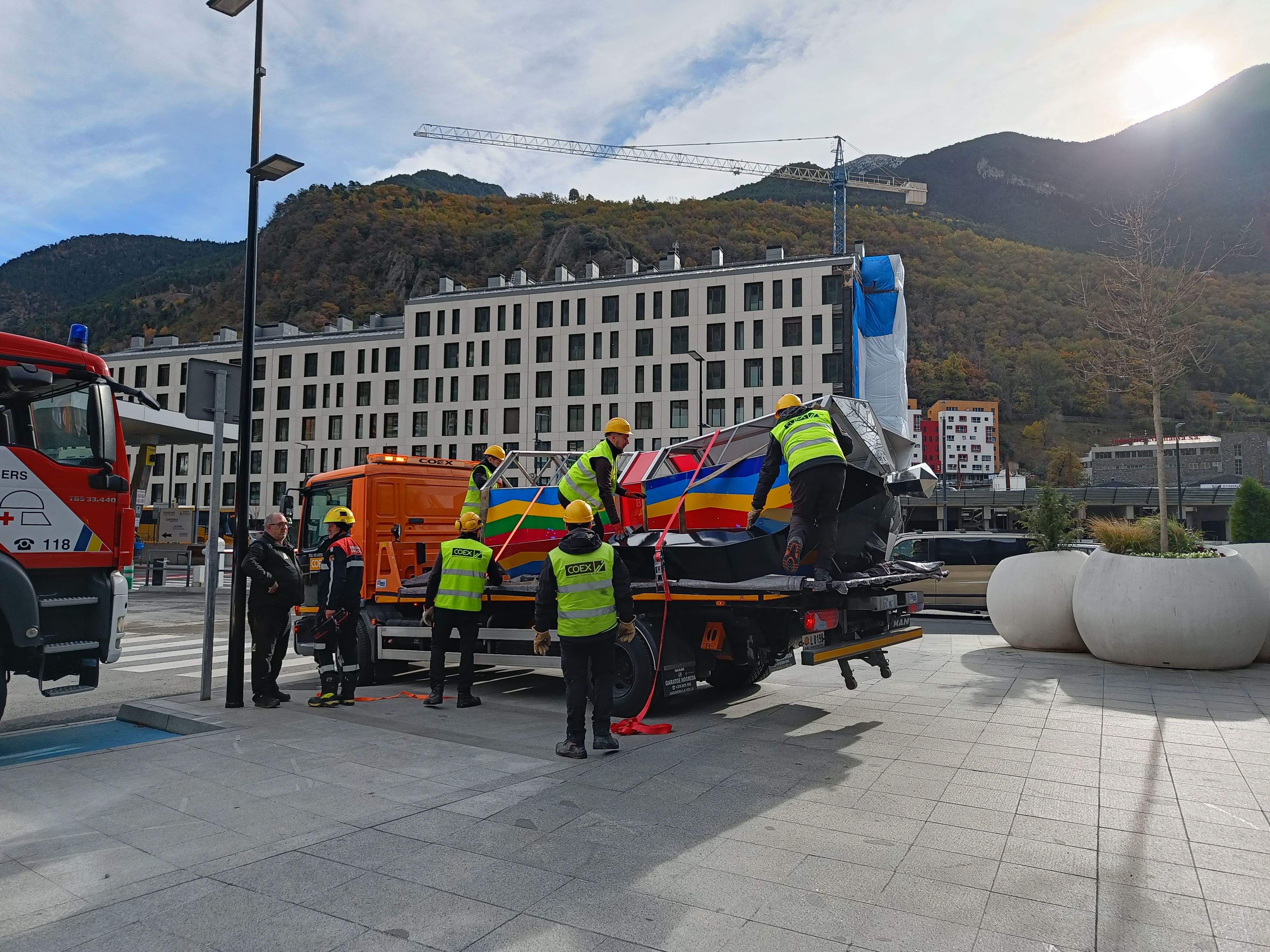 Operaris en el moment de descarregar l'obra d'art.