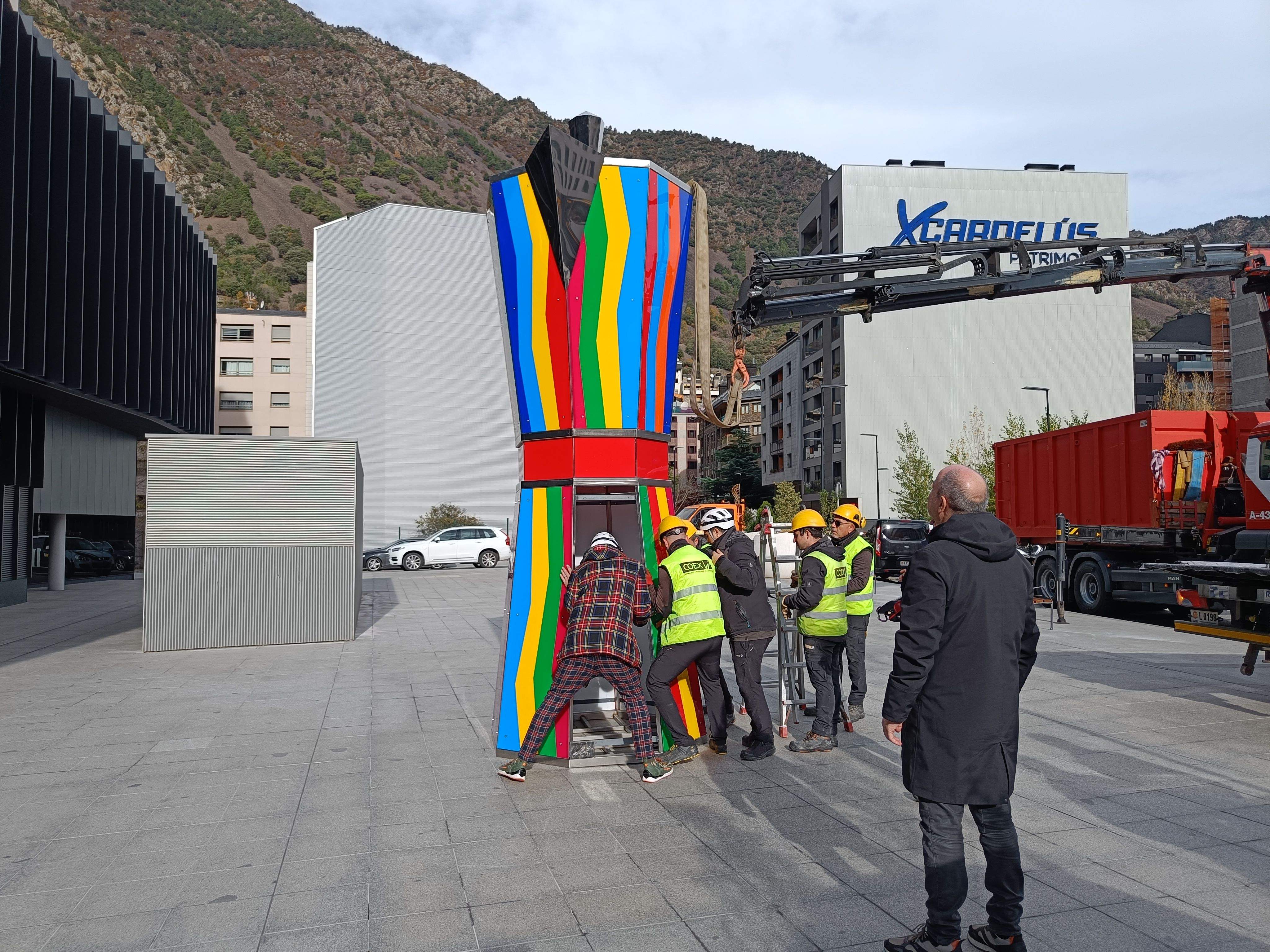 Julio Galán i operaris del COEX movent la peça per deixar-la ben encarada.