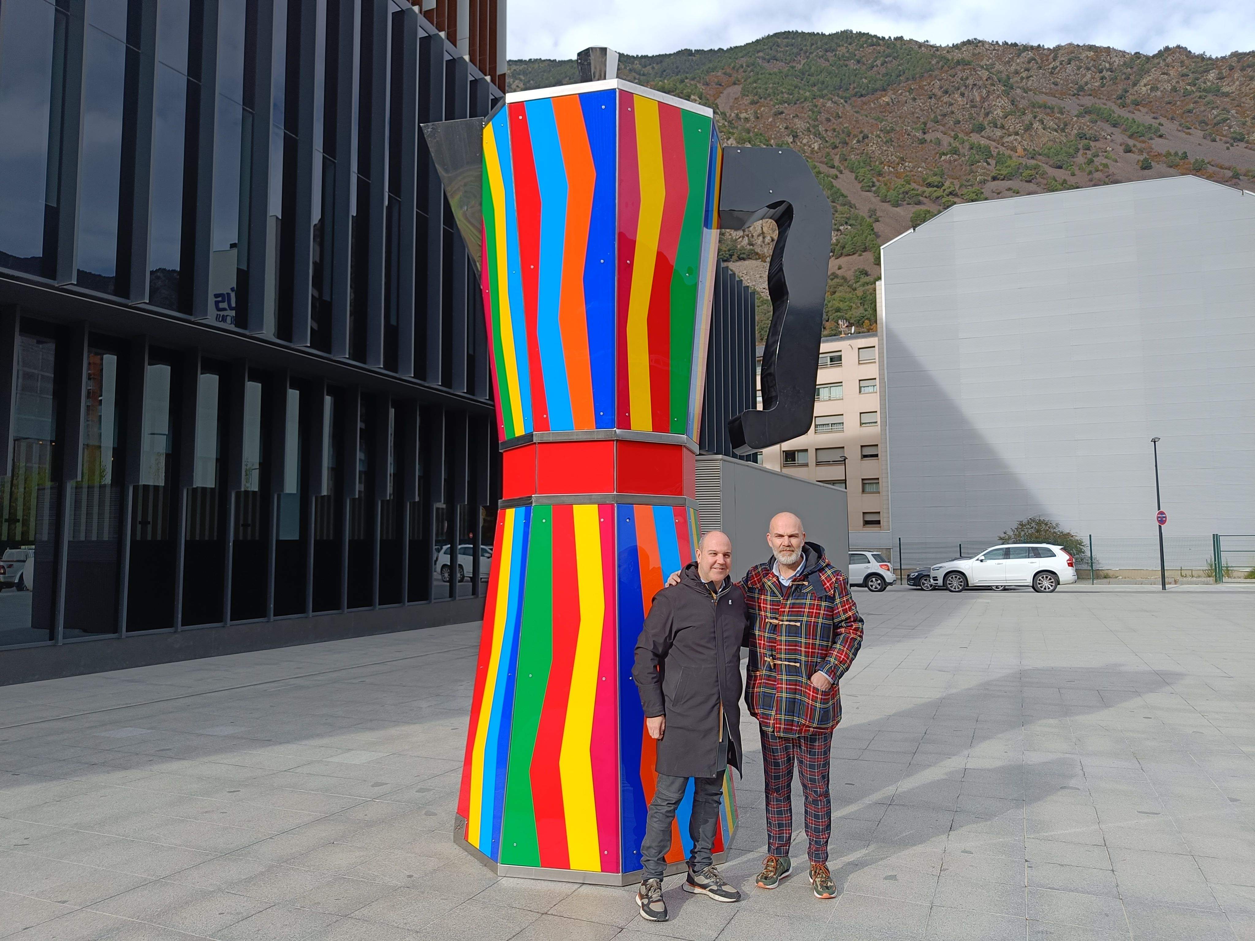 Pere Moles i Julio Galán amb la cafetera.