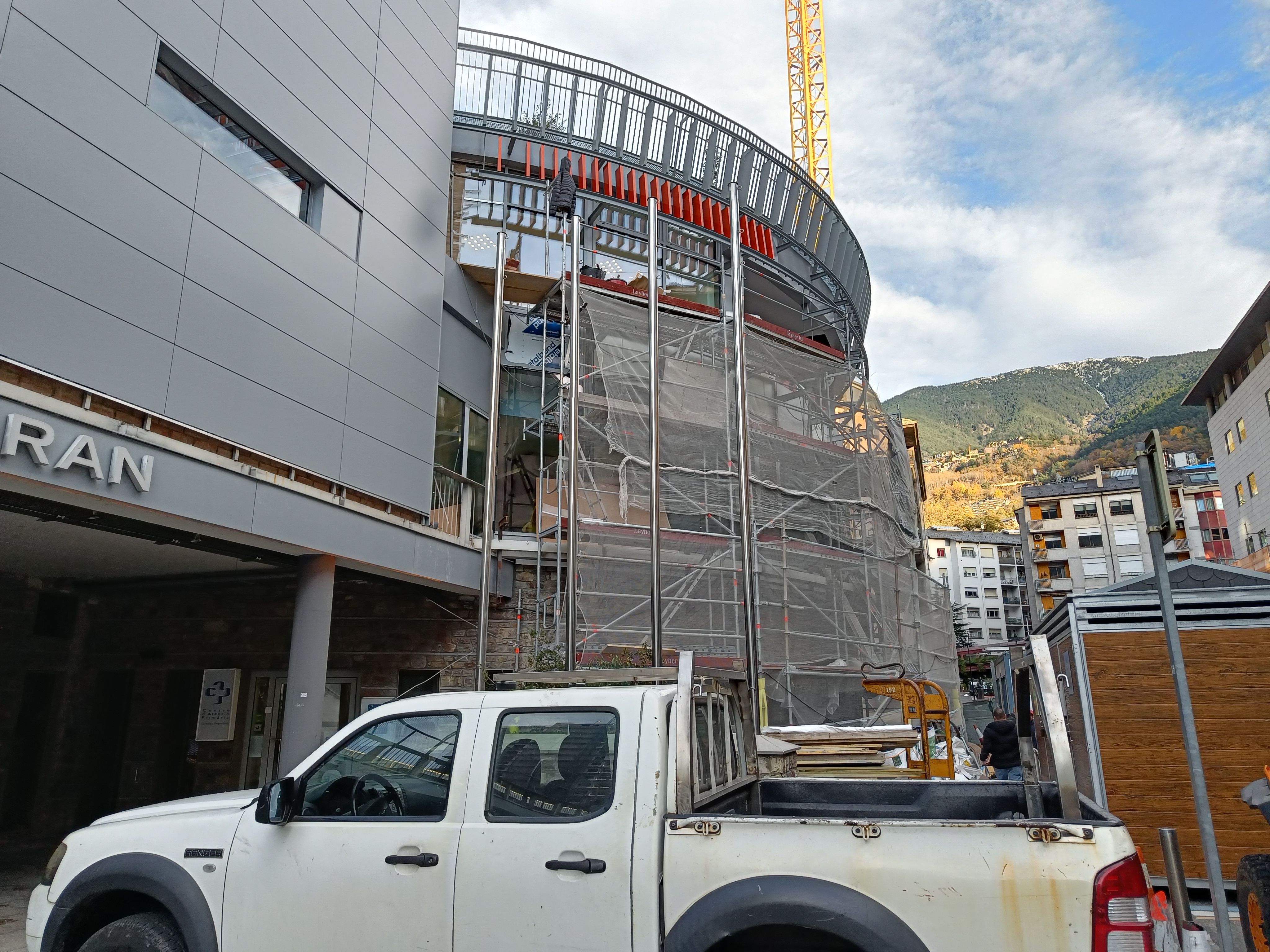 La façana encara està en obres.