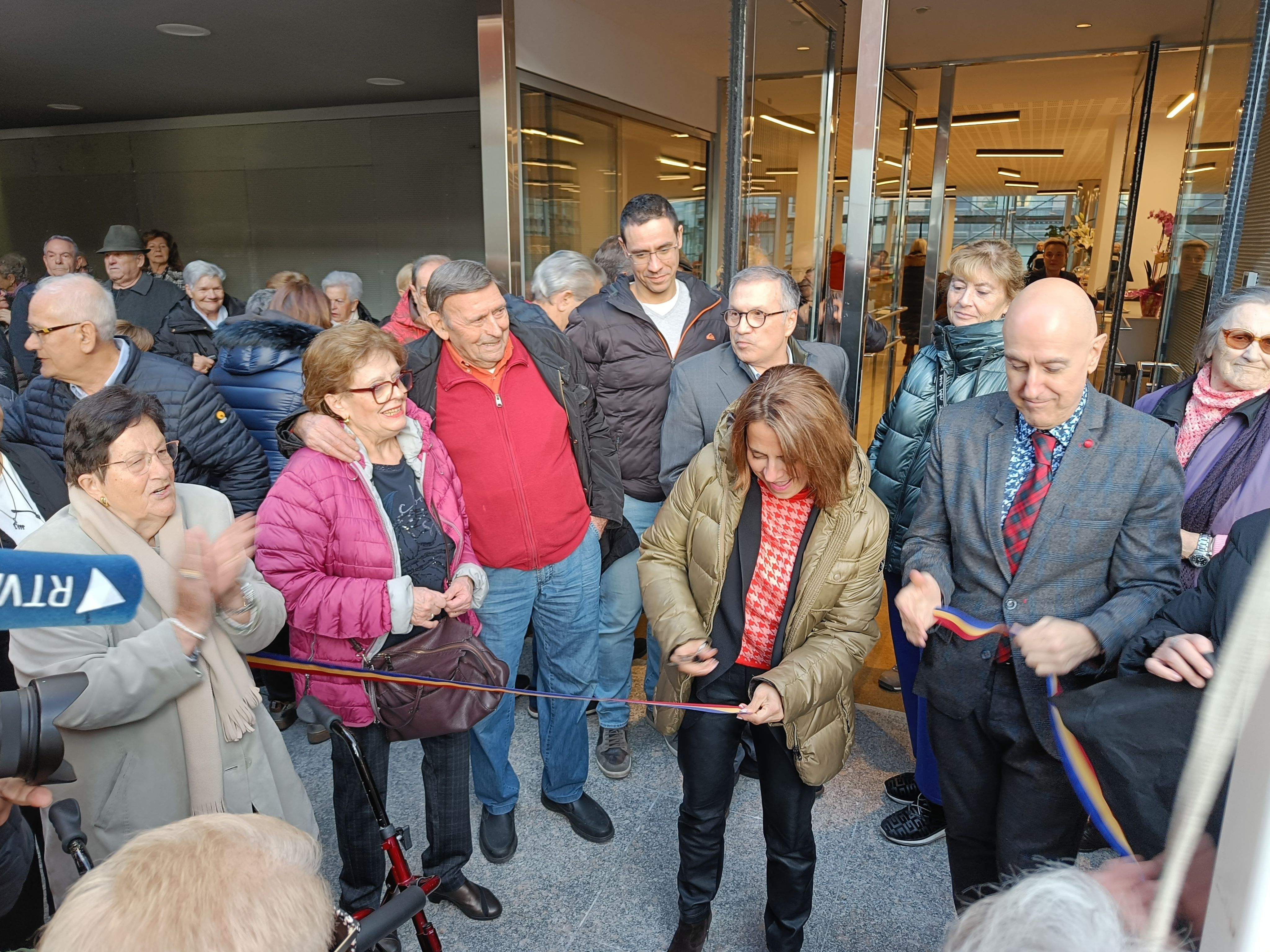 Rosa Gili tallant la cinta.