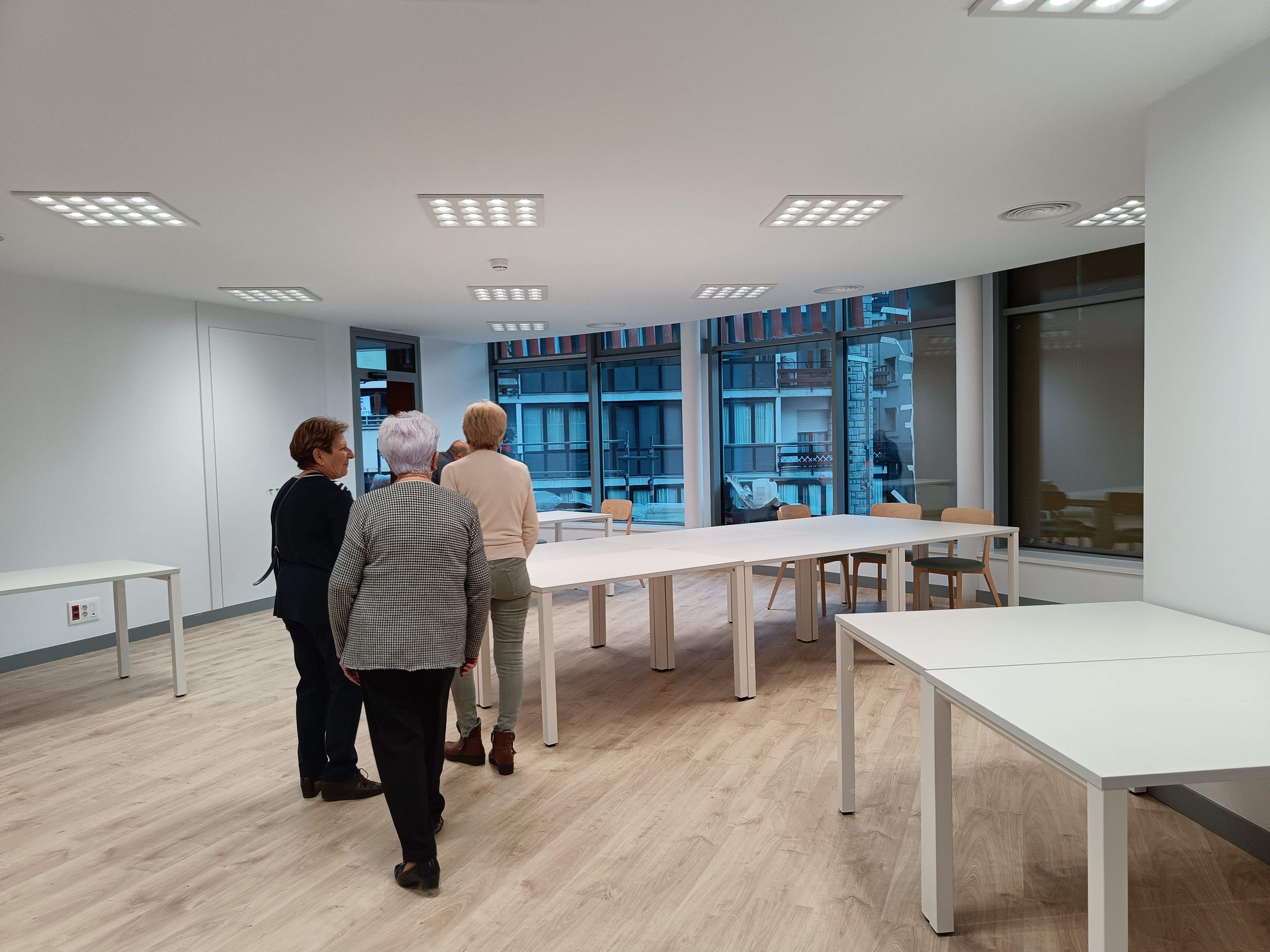 Usuaris vistant una de les noves sales.