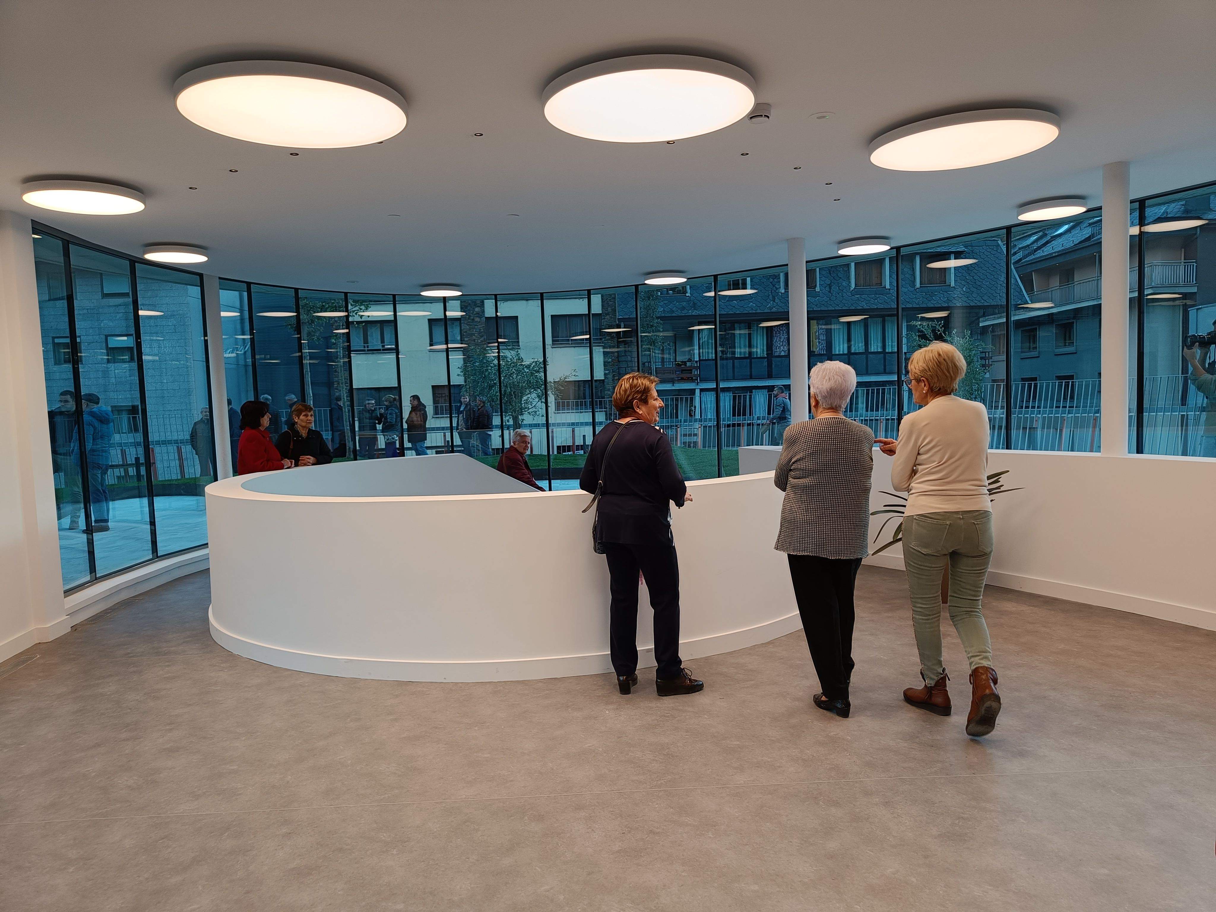 Usuaris durant la inauguració de la nova llar de jubilats.