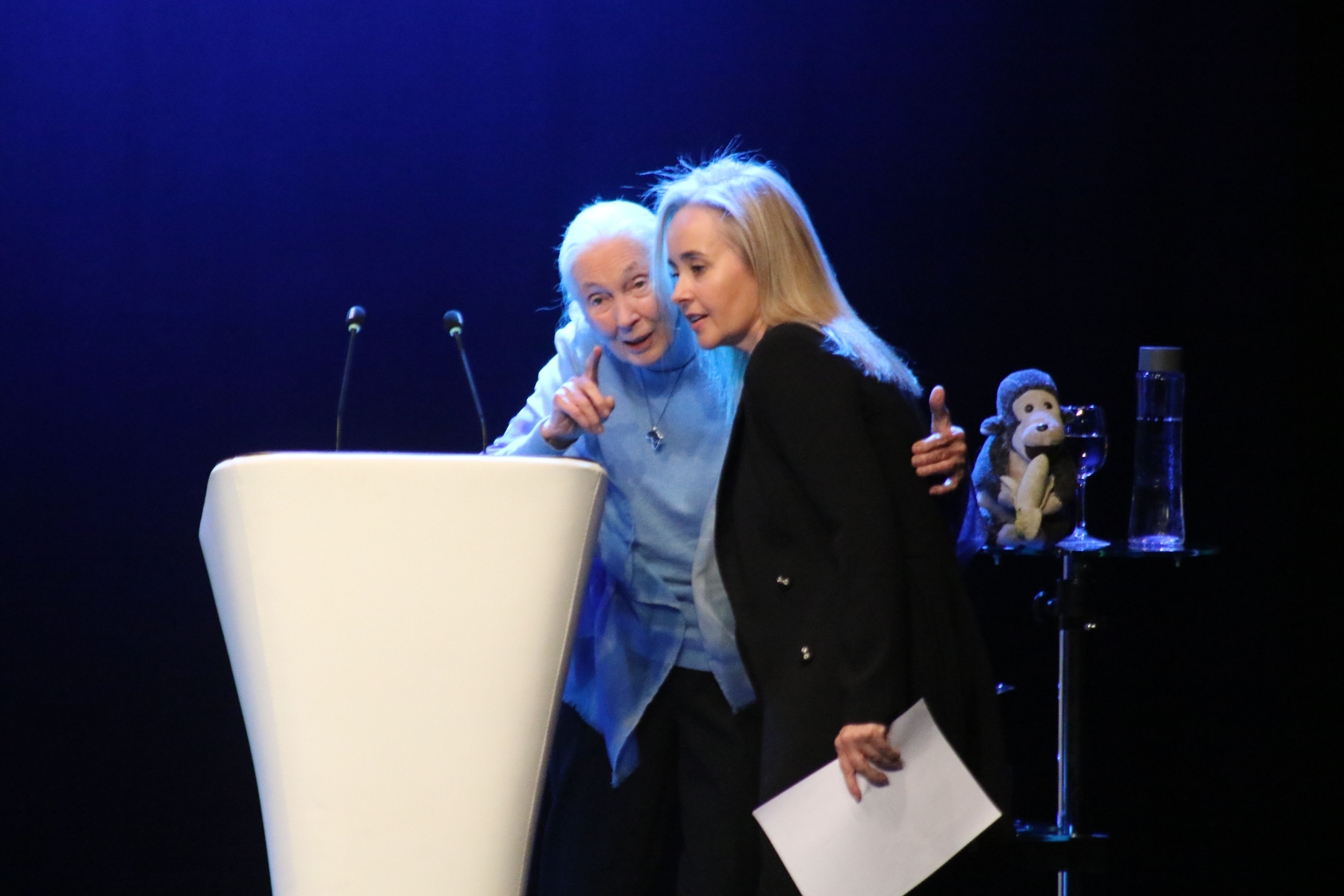 Jane Goodall donant instruccions a la presidenta de l'institut espanyol i resident a Andorra Laura Marí.