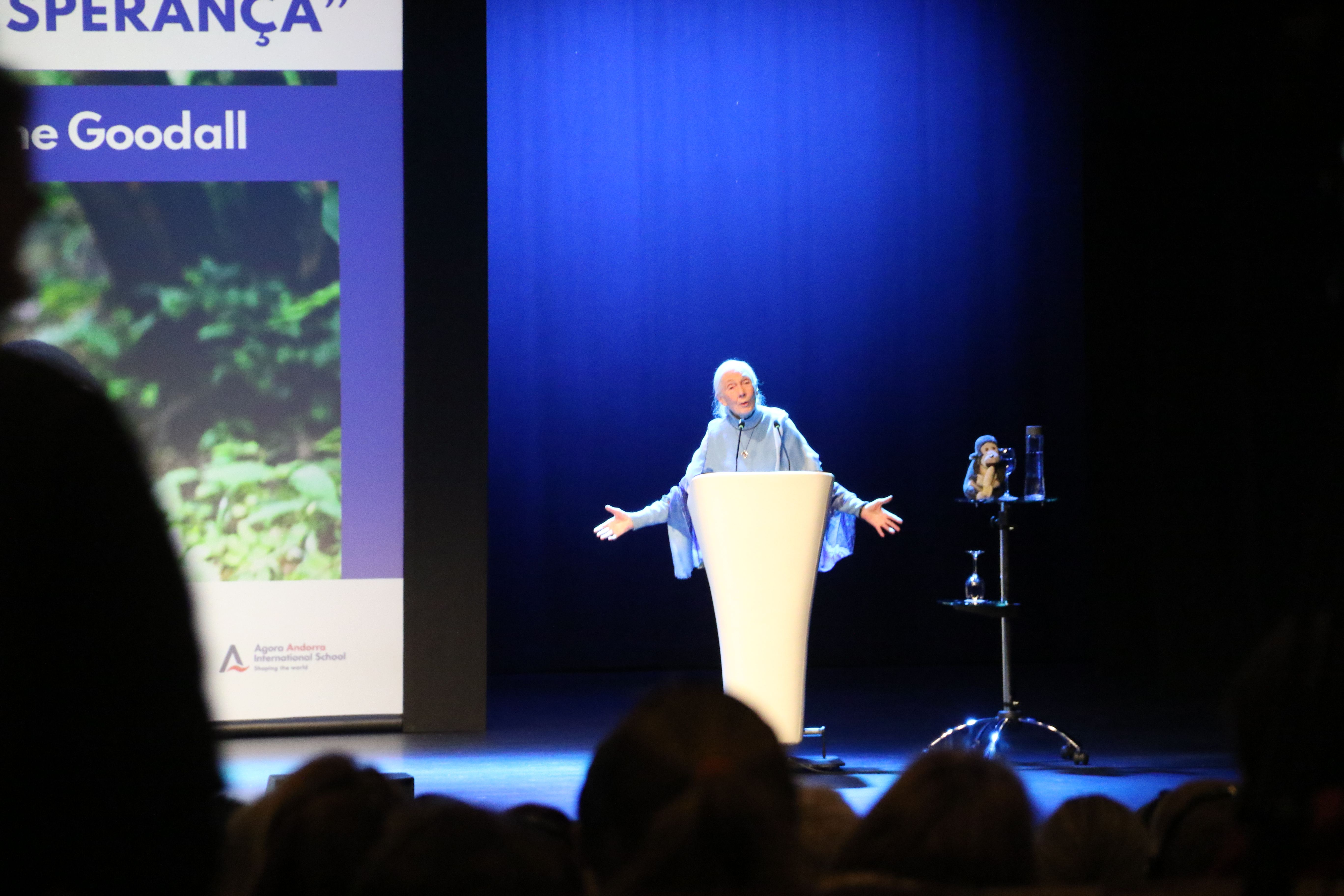 JANE GOODALL DURANT LA XERRADA AMB QUÈ HA OMPLERT DE GOM A GOM EL CENTRE DE CONGRESSOS D'ANDORRA LA VELLA.