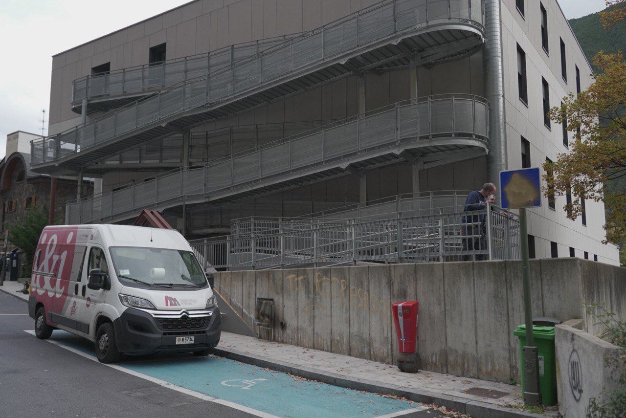 Treballant per tapar les pintades. 