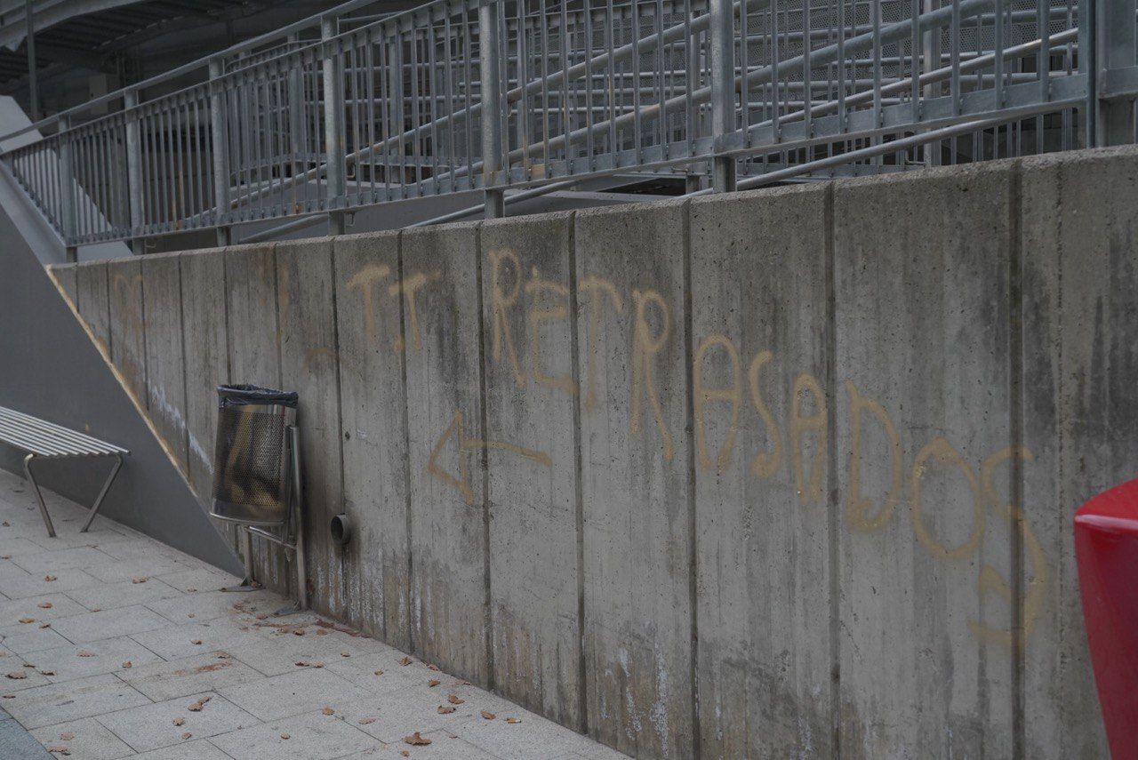 Pintades a l'exterior de la residència Albó. 