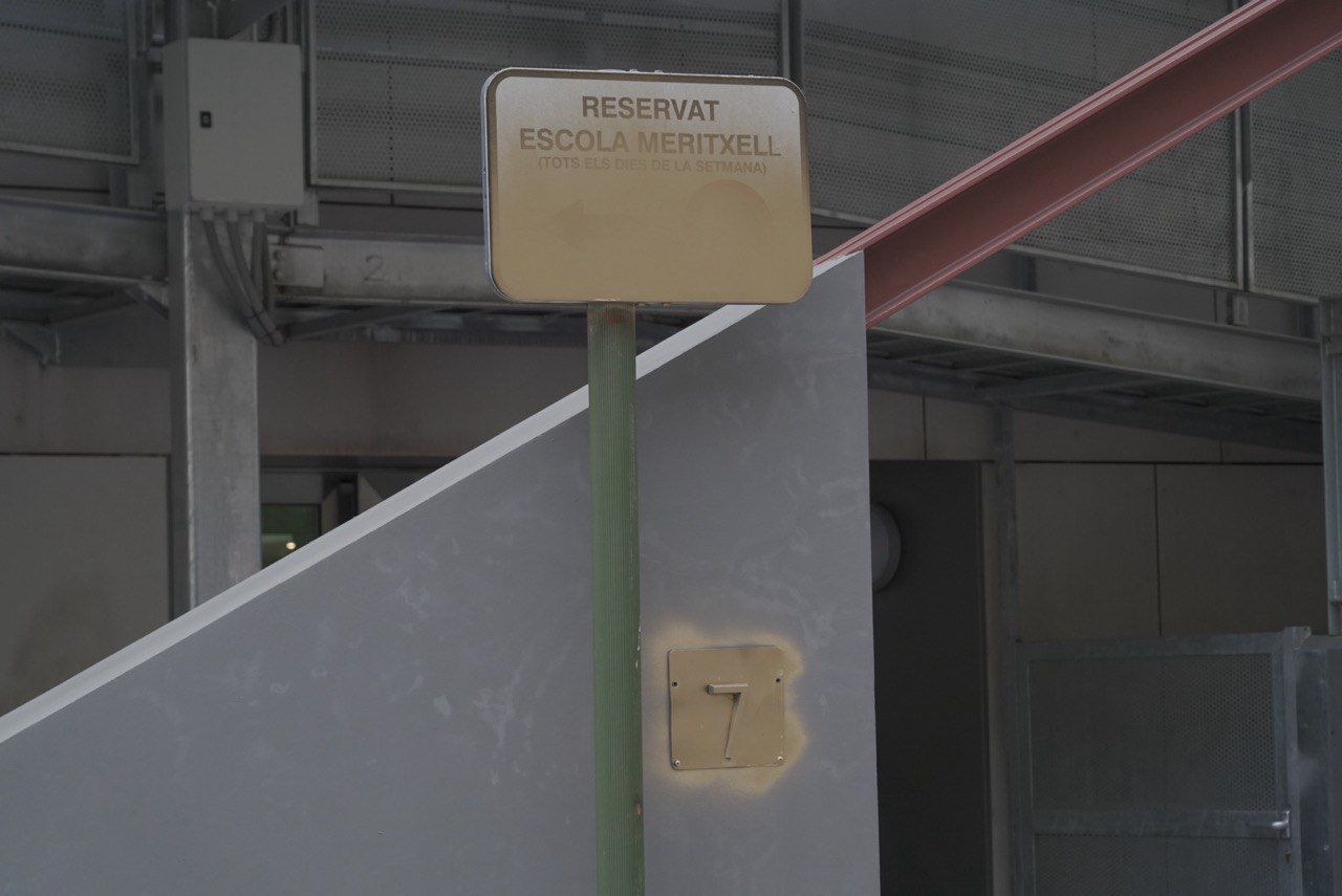 S'han pintat alguns dels senyals a l'exterior de l'escola Meritxell.